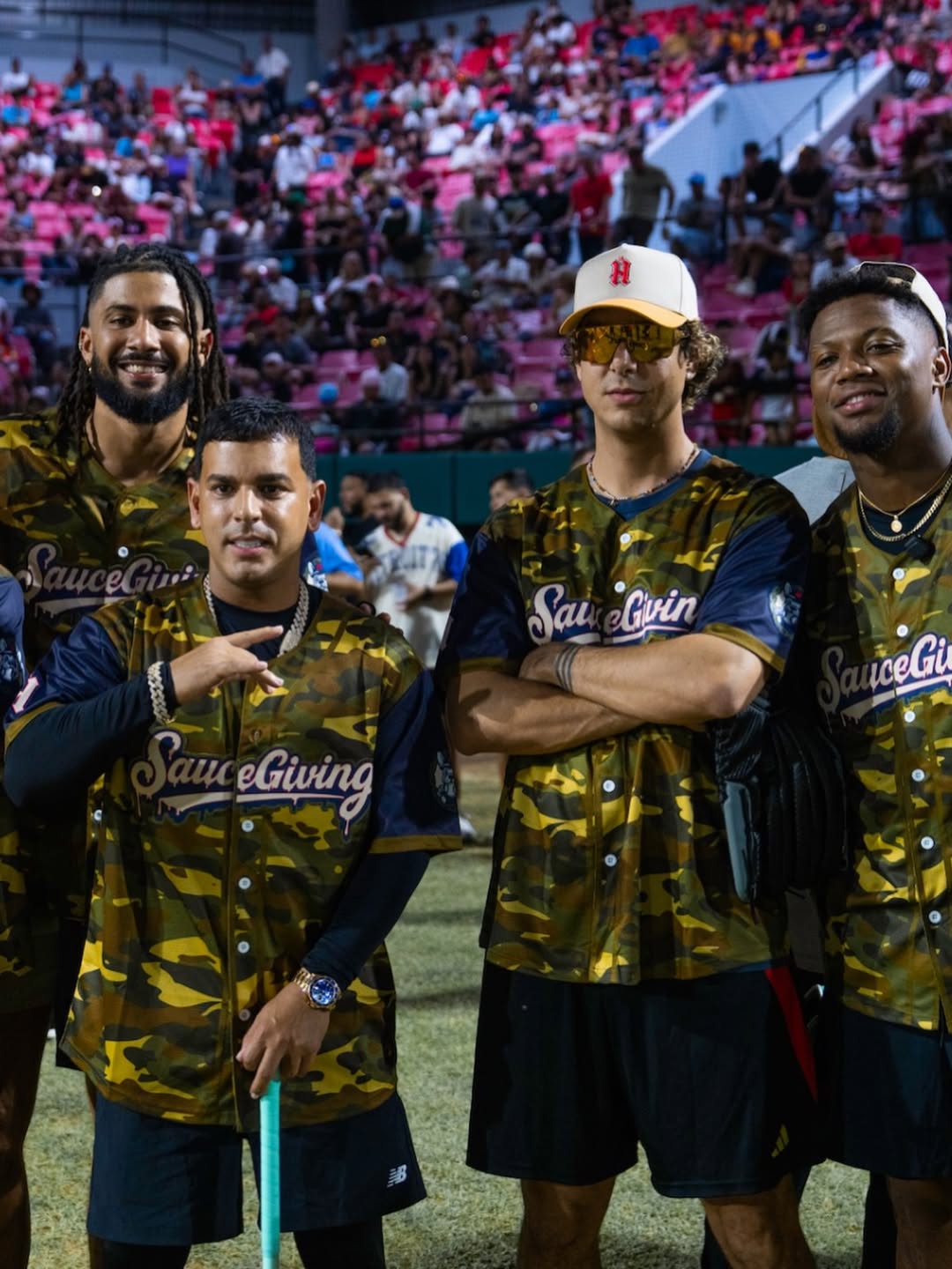 Eladio Carrión celebra con éxito la quinta edición de SAUCEGIVING junto a superestrellas deportivas y artistas del género urbano.