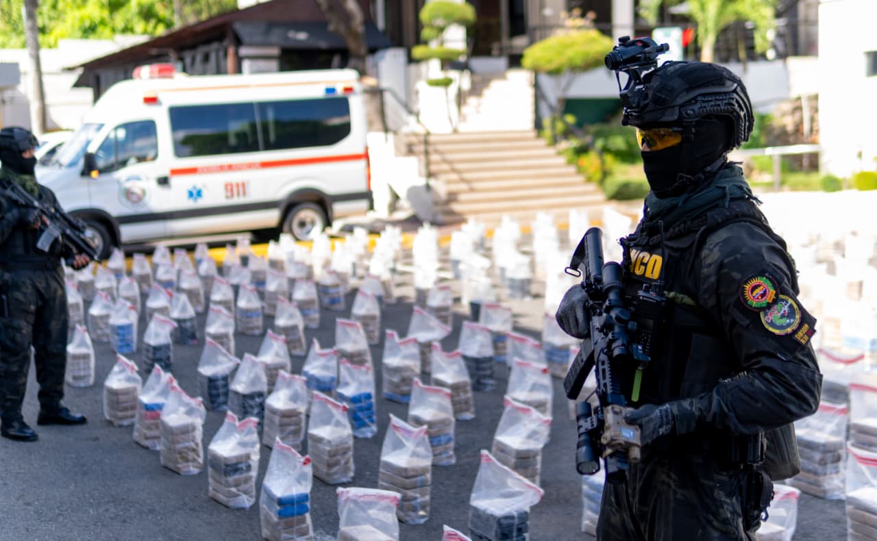 La cooperación bilateral y el intercambio de información entre los Estados Unidos y la República Dominicana, efectivos de la Armada (ARD) y la Fuerza Aérea.