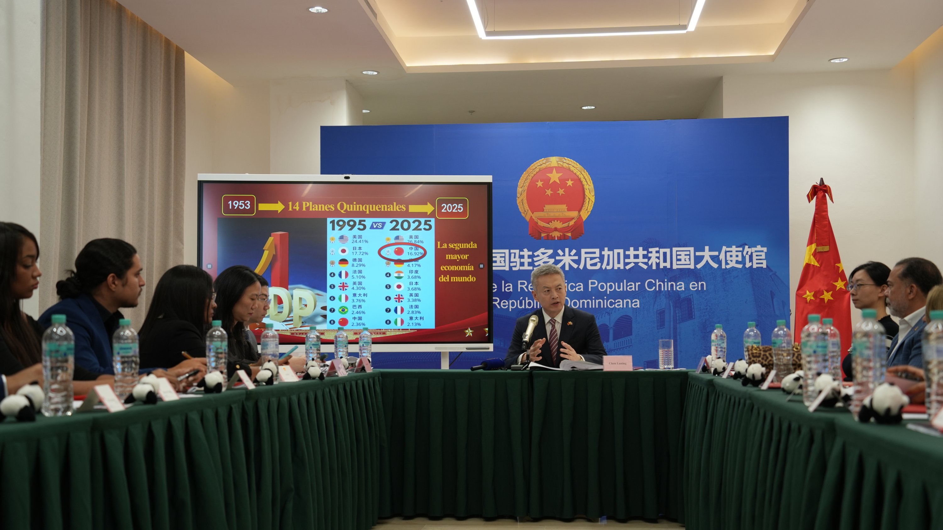 Encuentro del embajador Luning con periodistas dominicanos.