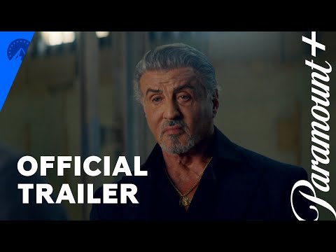 TULSA KING sigue al capo de la mafia de Nueva York Dwight “El General” Manfredi (Sylvester Stallone), justo después de ser liberado de prisión después de 25 años y exiliado sin contemplaciones por su jefe para establecerse en Tulsa, Oklahoma. Al darse cuenta de que su familia mafiosa puede no tener sus mejores intereses en mente, Dwight poco a poco construye un “equipo” a partir de un grupo de personajes improbables, para ayudarlo a establecer un nuevo imperio criminal en un lugar que para él también podría serlo. ser otro planeta. La serie también está protagonizada por Andrea Savage (“I'm Sorry”), Martin Starr (“Silicon Valley”), Max Casella (“The Tender Bar”), Domenick Lombardozzi (“The Irishman”), Vincent Piazza (“Boardwalk Empire”), Jay Will (“The Marvelous Mrs. Maisel”), AC Peterson (“Superman & Lois”) con Garrett Hedlund (“The United States vs. Billie Holiday”).    La serie contará con los productores ejecutivos Sheridan, Winter, Stallone, David C. Glasser, Ron Burkle, Bob Yari, David Hutkin y Allen Coulter. Braden Aftergood también será el productor ejecutivo.     Transmita la nueva serie el 13 de noviembre, exclusivamente en Paramount+.    Filmado con la ayuda de https://okfilmmusic.org/ y https://cherokee.film/ Pruébelo gratis: https://bit.ly/3O3agnD Siga a Paramount+ para conocer las últimas noticias: Facebook: https://www.facebook.com/ParamountPlus Twitter: https://twitter.com/paramountplus Instagram: https://www.instagram.com/paramountplus/