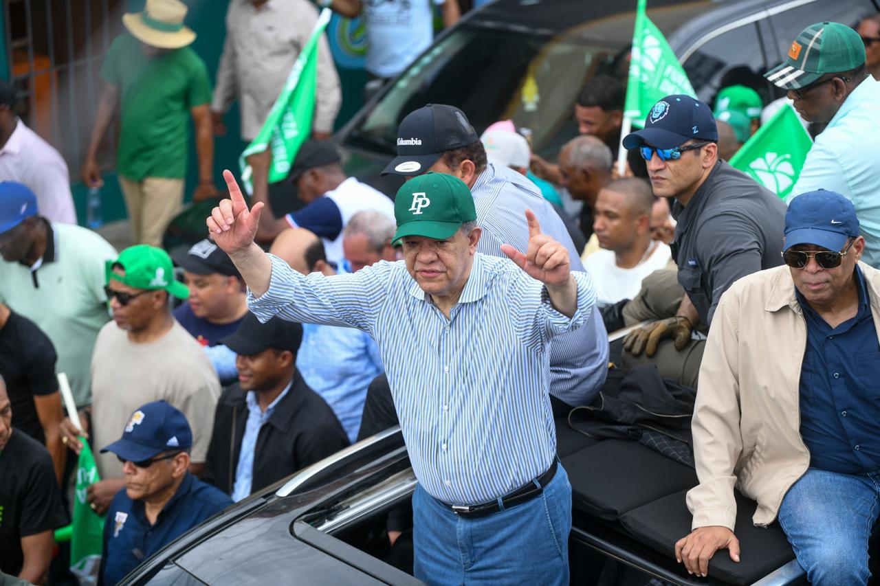 Leonel Fernández al frente a la "Marcha del Pueblo".