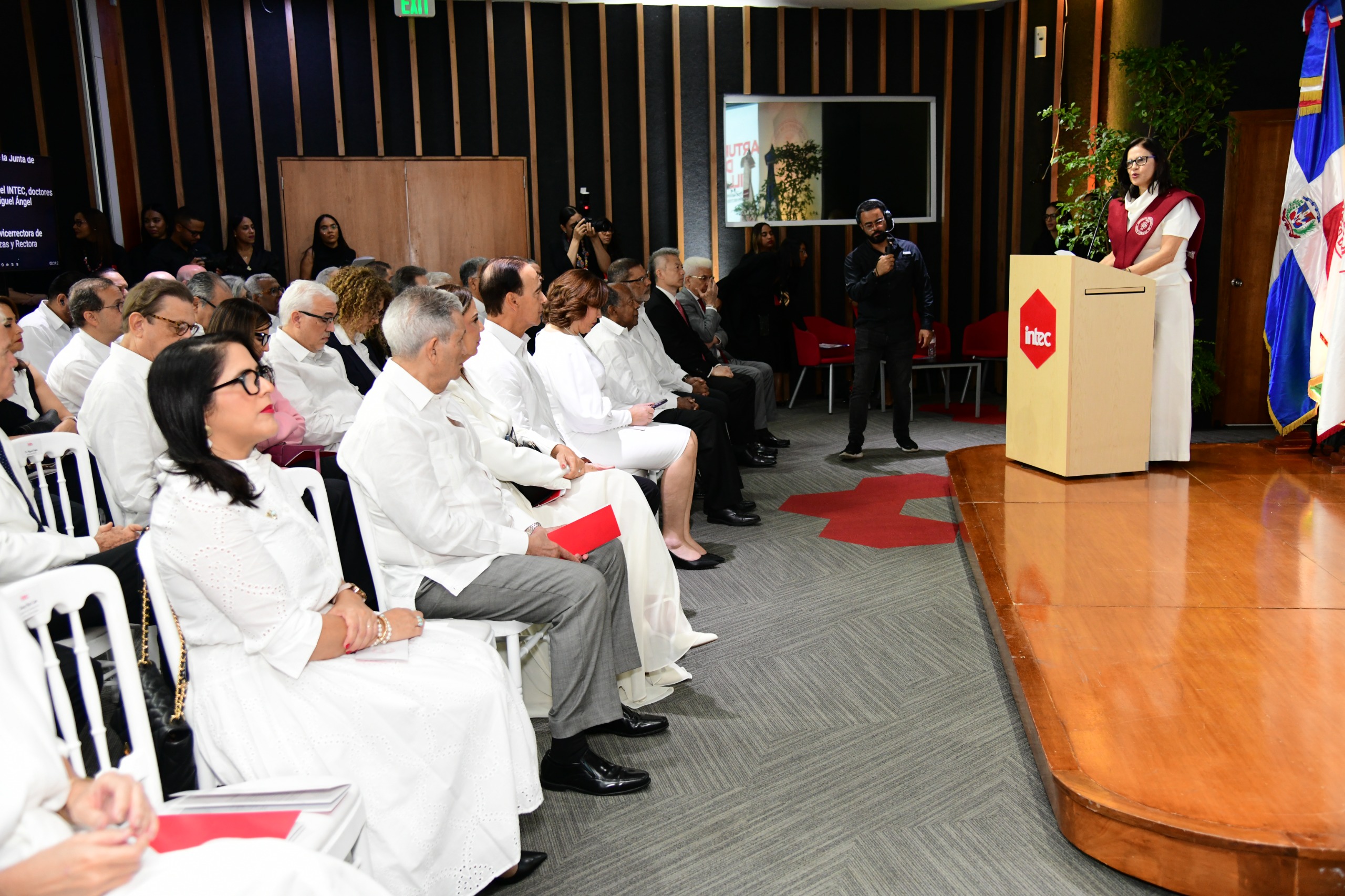 La Presidenta de la junta, Perdomo en la juramentación