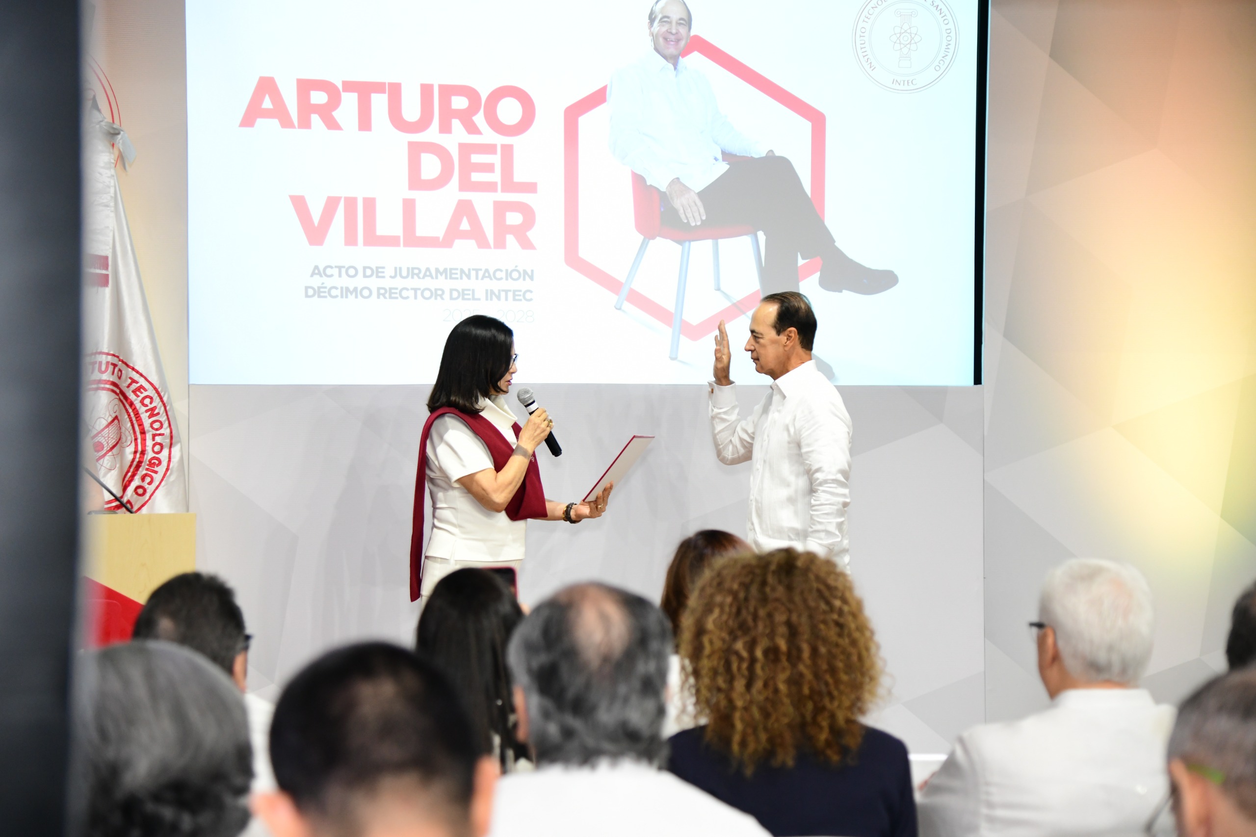 Juramentación de Arturo del Villar como rector de Intec.