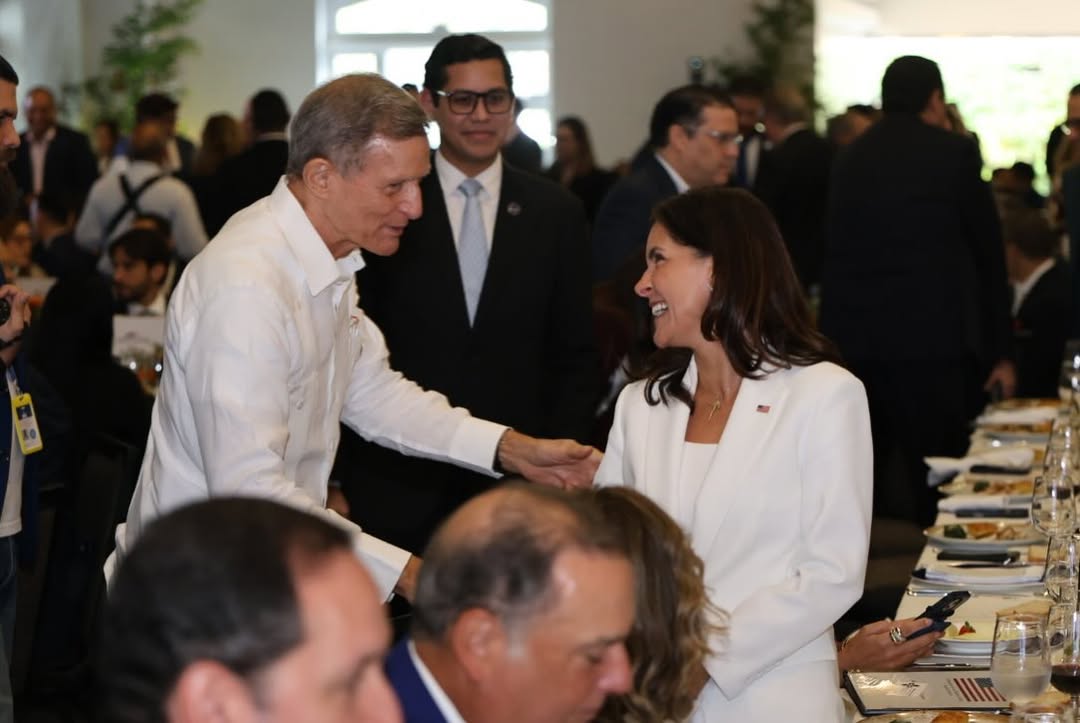 Embajadora de los Estados Unidos en República Dominicana, Leah F. Campos saluda al ministro de Relaciones Exteriores.