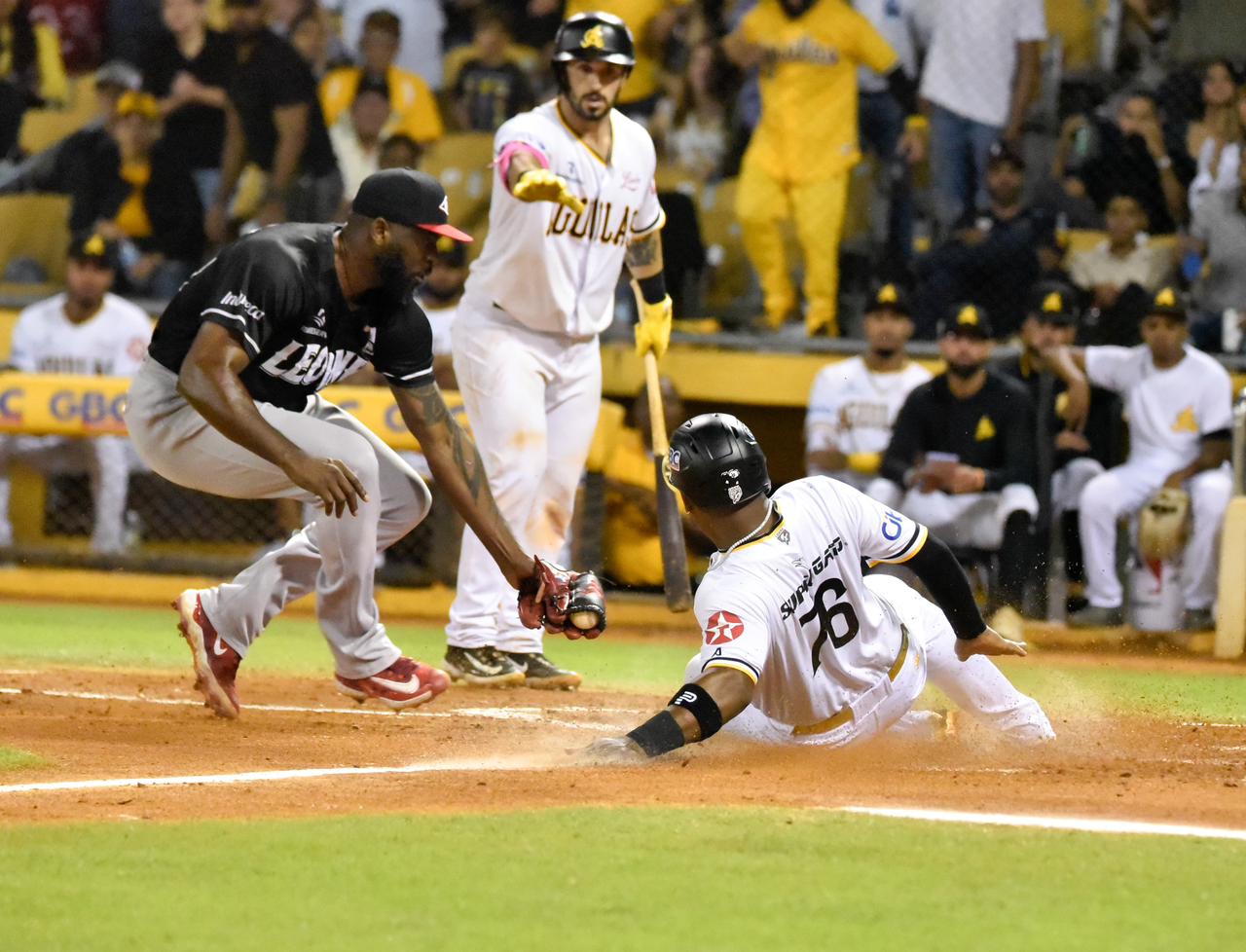 Alberto Rodríguez decide triunfo de Águilas Cibaeñas con triple