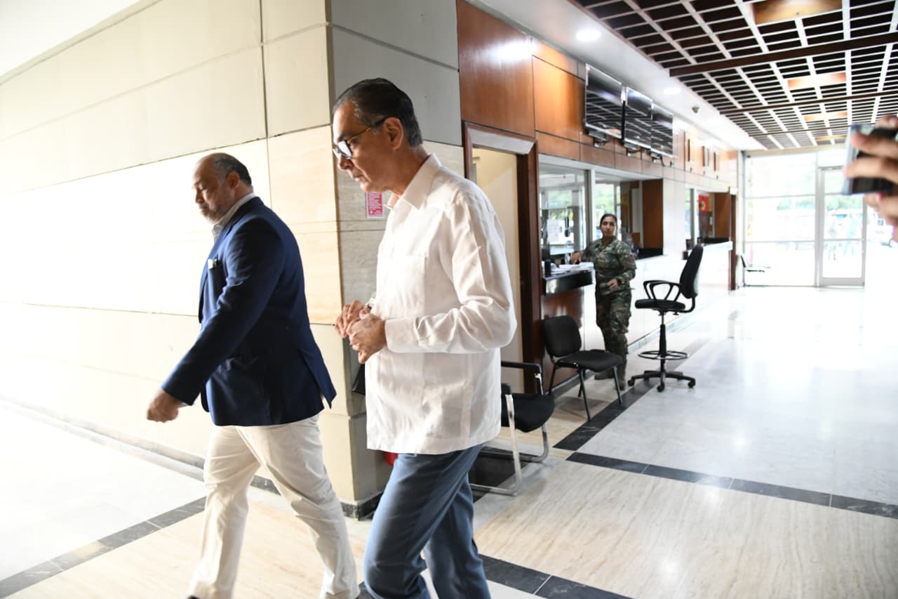 Santiago Hazim y su abogado Miguel Valerio dentro del edificio de la Procuraduría General de la República
