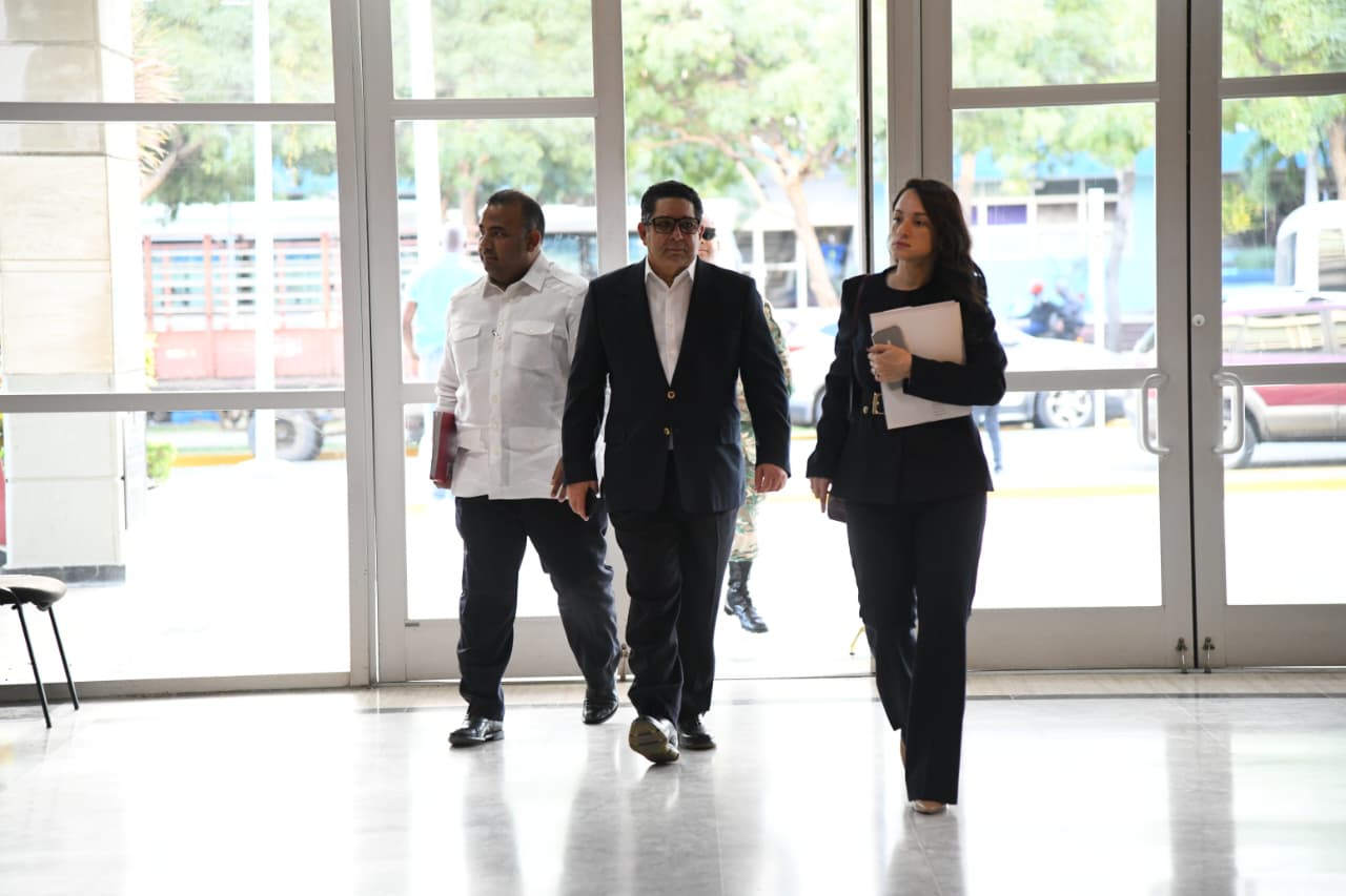 Eduardo Read y sus abogados al llegar al edificio de la Procuraduría General de la República Dominicana