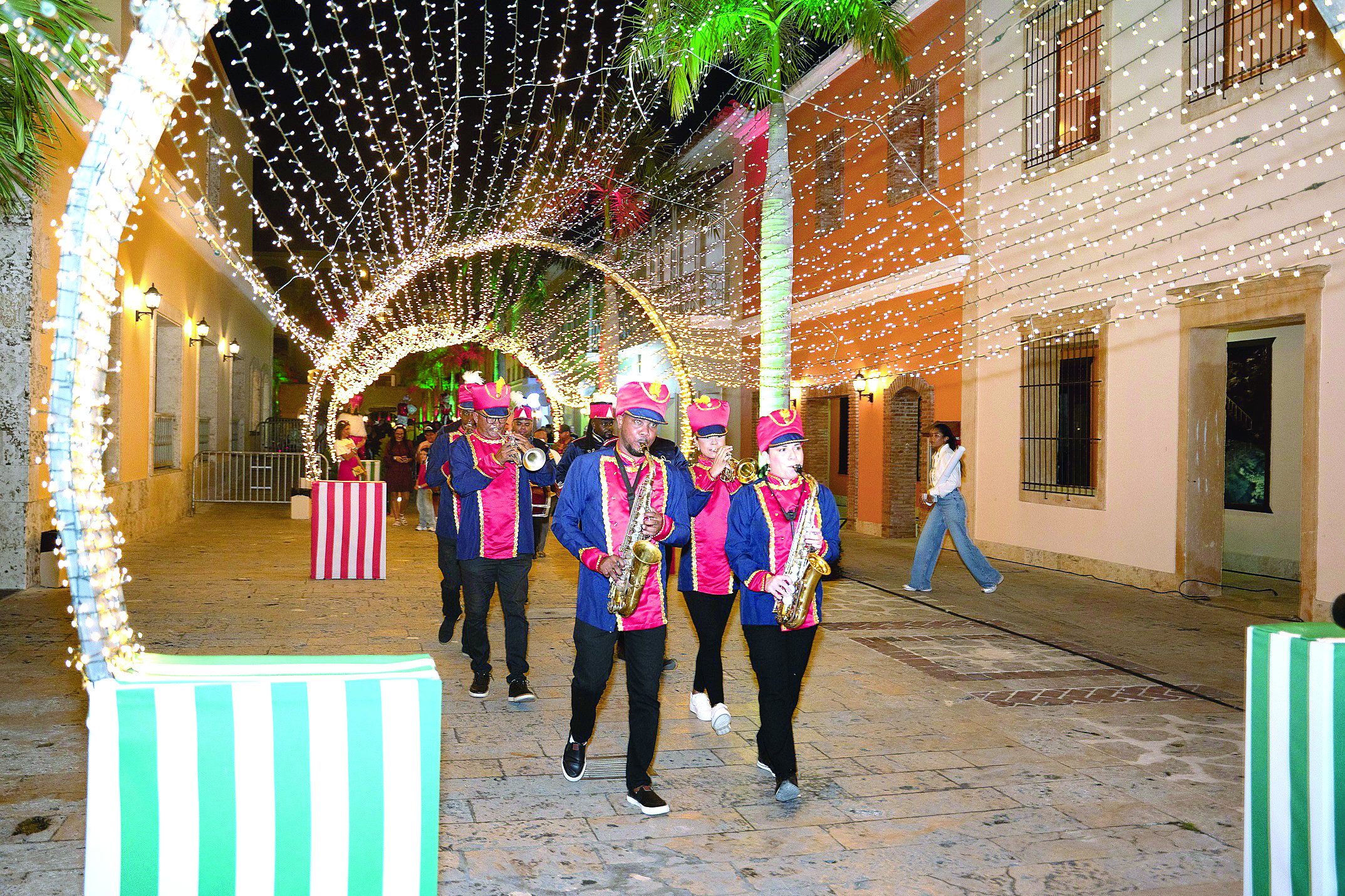 El Christmas Boat Parade tuvo un despliegue de más de 90 personajes en escena.