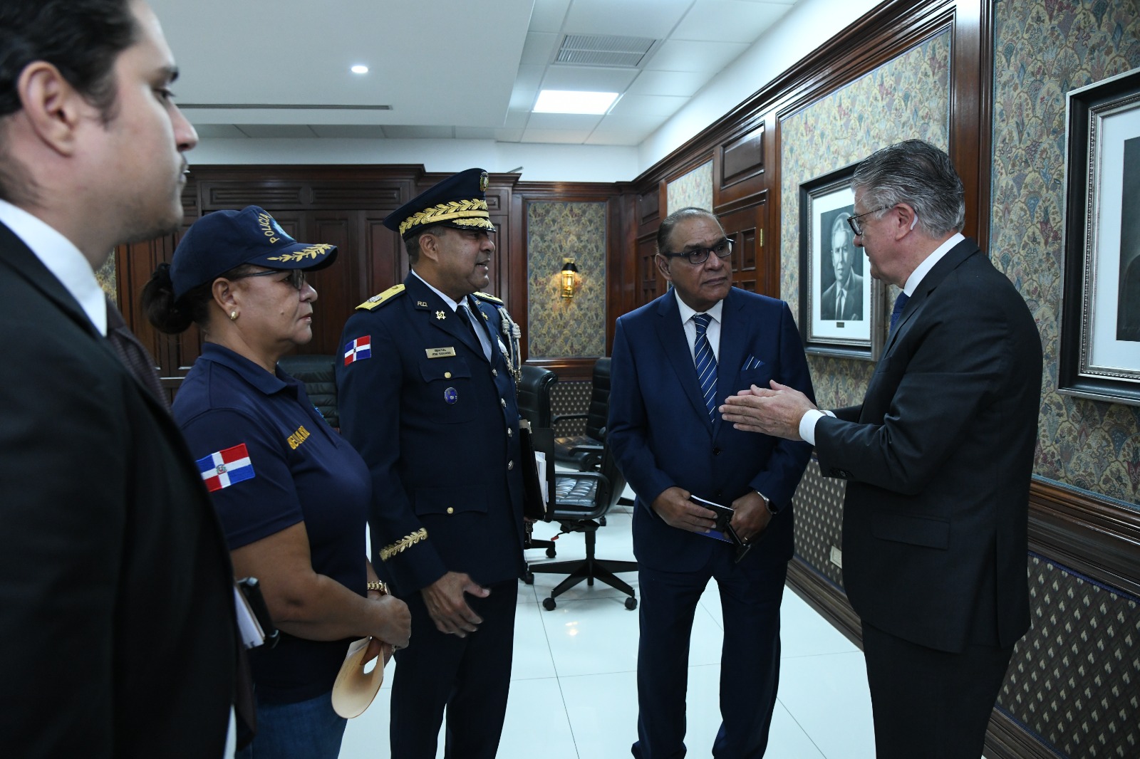 Miguel Franjul atento en una conversación con Roberto Santana.