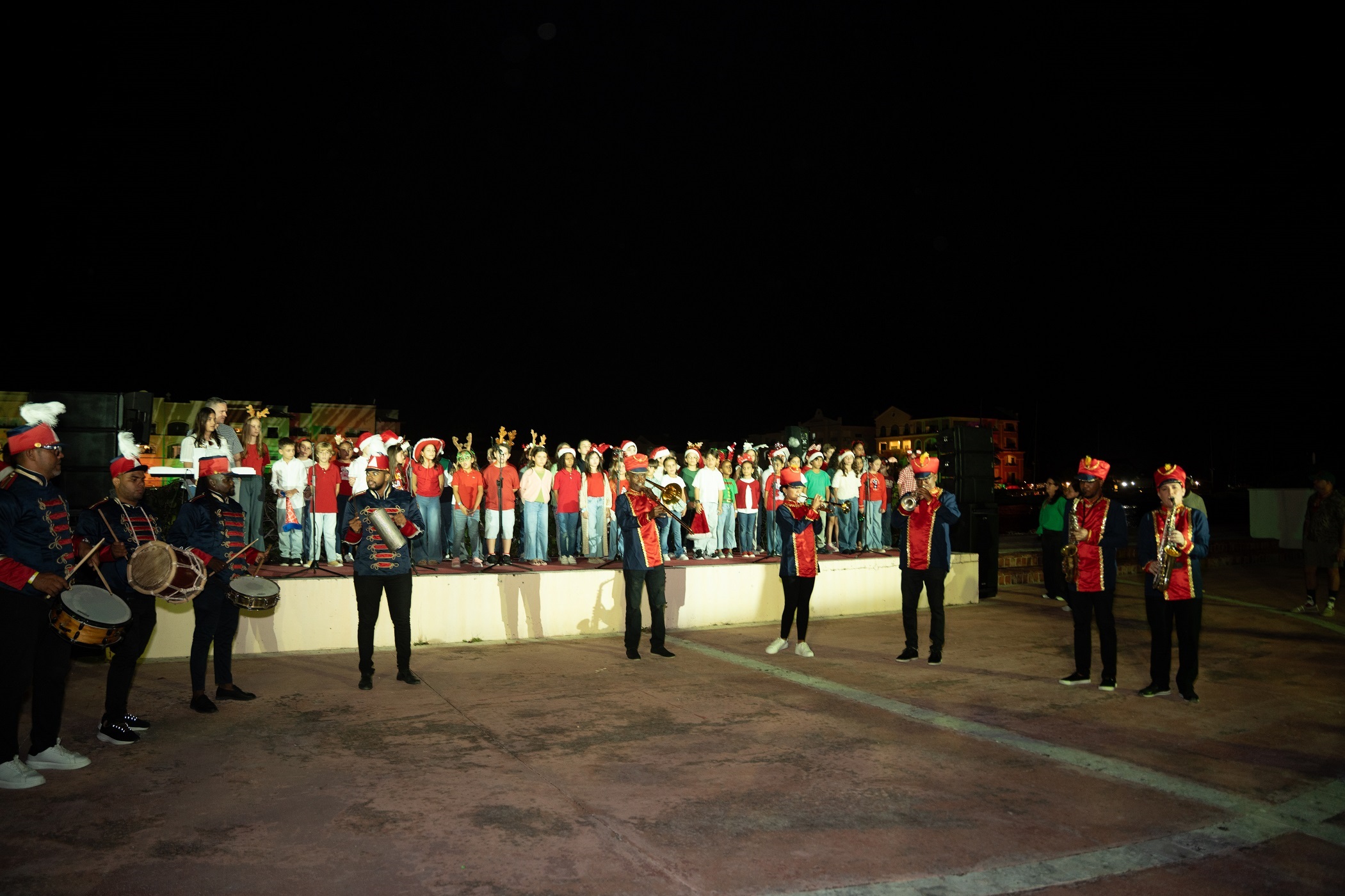 El ambiente navideño fue un gran atractivo para los presentes en el Christmas Boat Parade 2025 en Cap Cana.