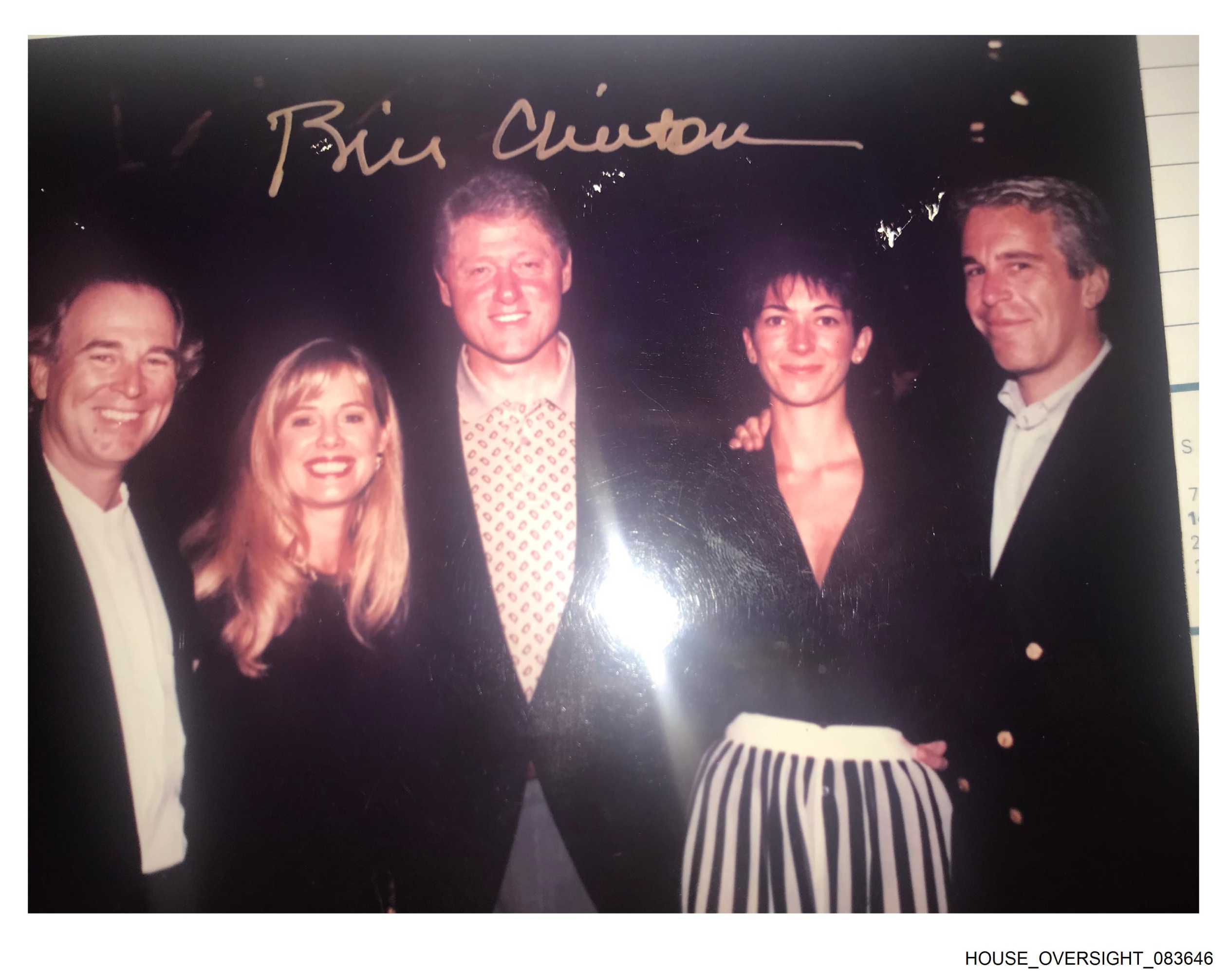 El expresidente de los Estados Unidos, Bill Clinton, posa en una fotografía junto a Jeffrey Epstein y Ghislaine Maxwell