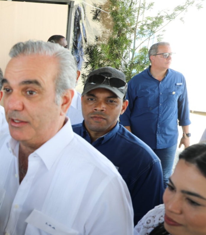 El presidente Luis Abinader y al fondo el oficial de seguridad que amenazó al periodista de Listín Diario.