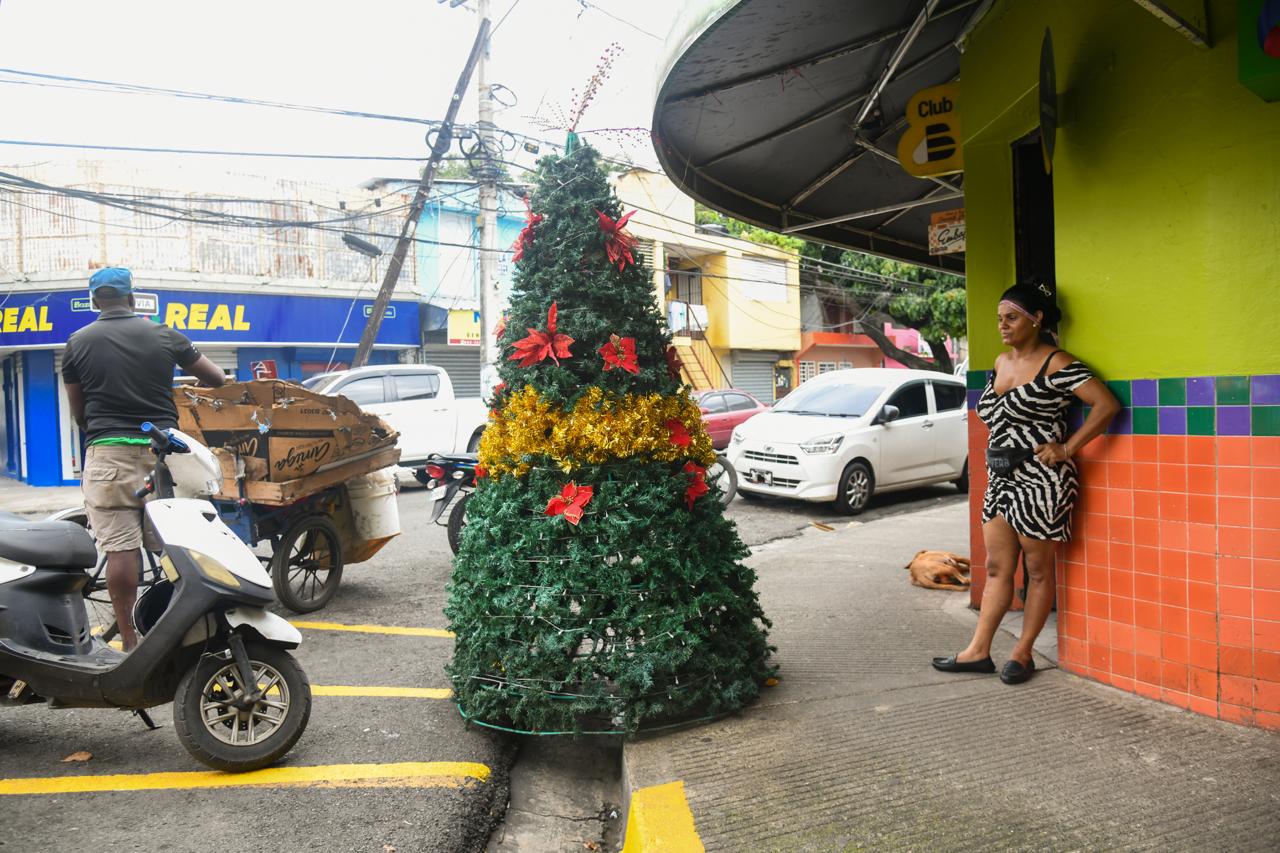 En Villa Juana, moradores coincidieron en que, aunque el espíritu navideño se mantiene, el ambiente se siente más “frío” en comparación con años anteriores.