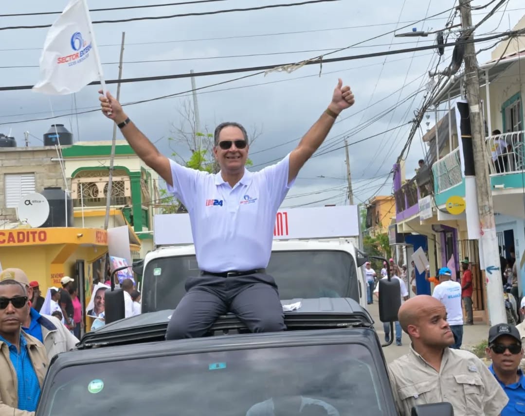 Santiago Hazim participa en un acto proselitista en las calles de Hato Mayor en 2024 en apoyo a la reelección de Luis Abinader.