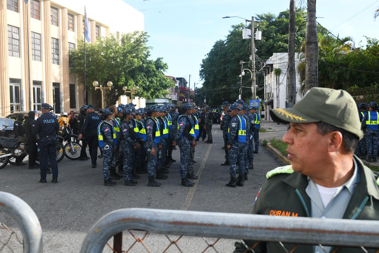 Agentes de la Policía frente al Palacio de Justicia