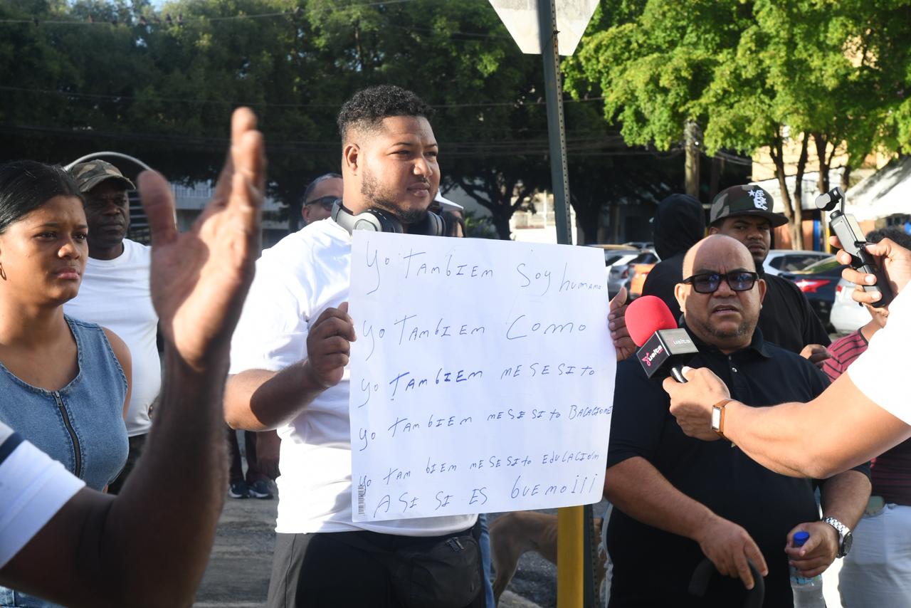 Ciudadano porta cartel pidiendo justicia por caso Senasa