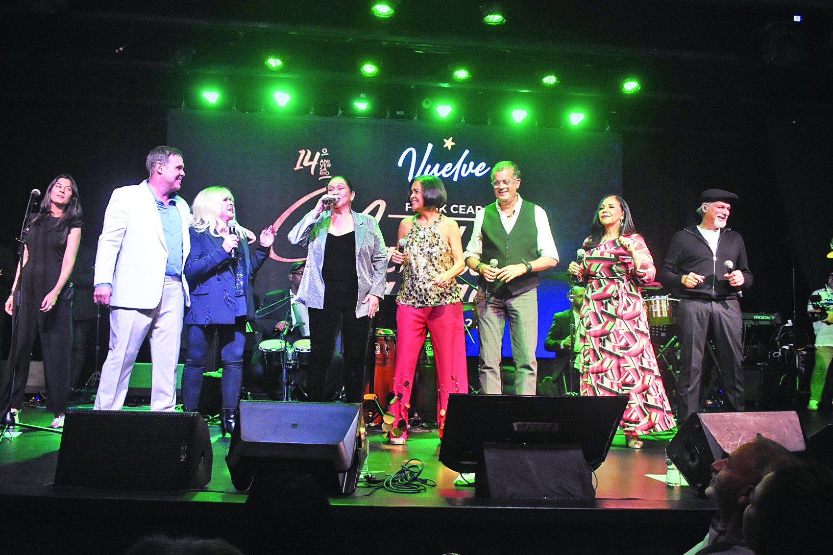 Frank Ceara junto a sus amigos de miembros del grupo 4.40, en Escenario 360.