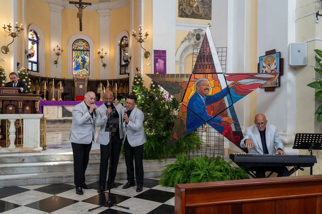 De izquierda a derecha, los vocalistas de El Gran Combo de Puerto Rico Jerry Rivas, Joselito Hernández y Anthony García, cantando durante la misa de despedida de Rafael Ithier.