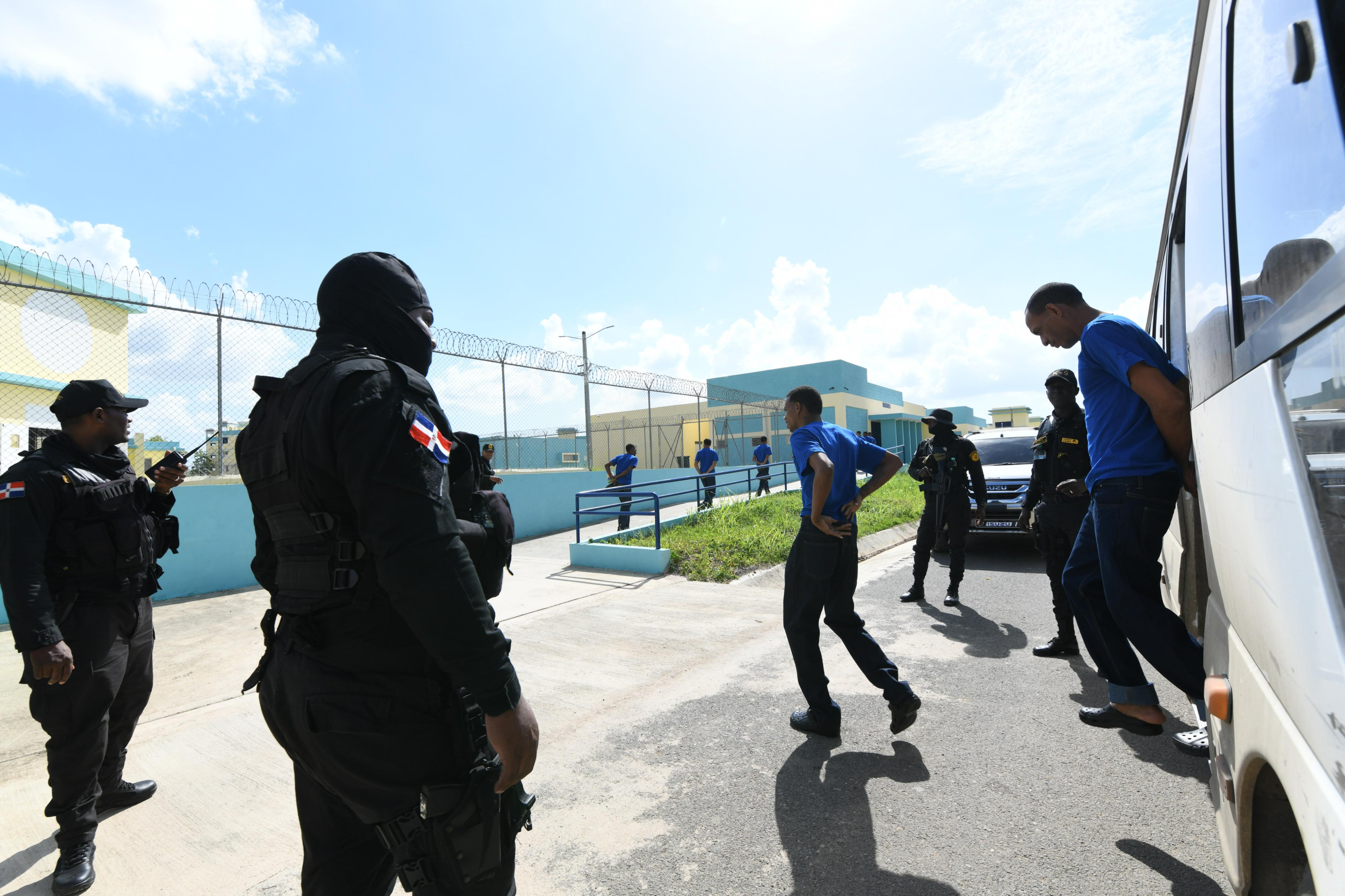 Los reclusos fueron trasladados en autobuses desde la cárcel La Victoria con extremas medidas de seguridad.
