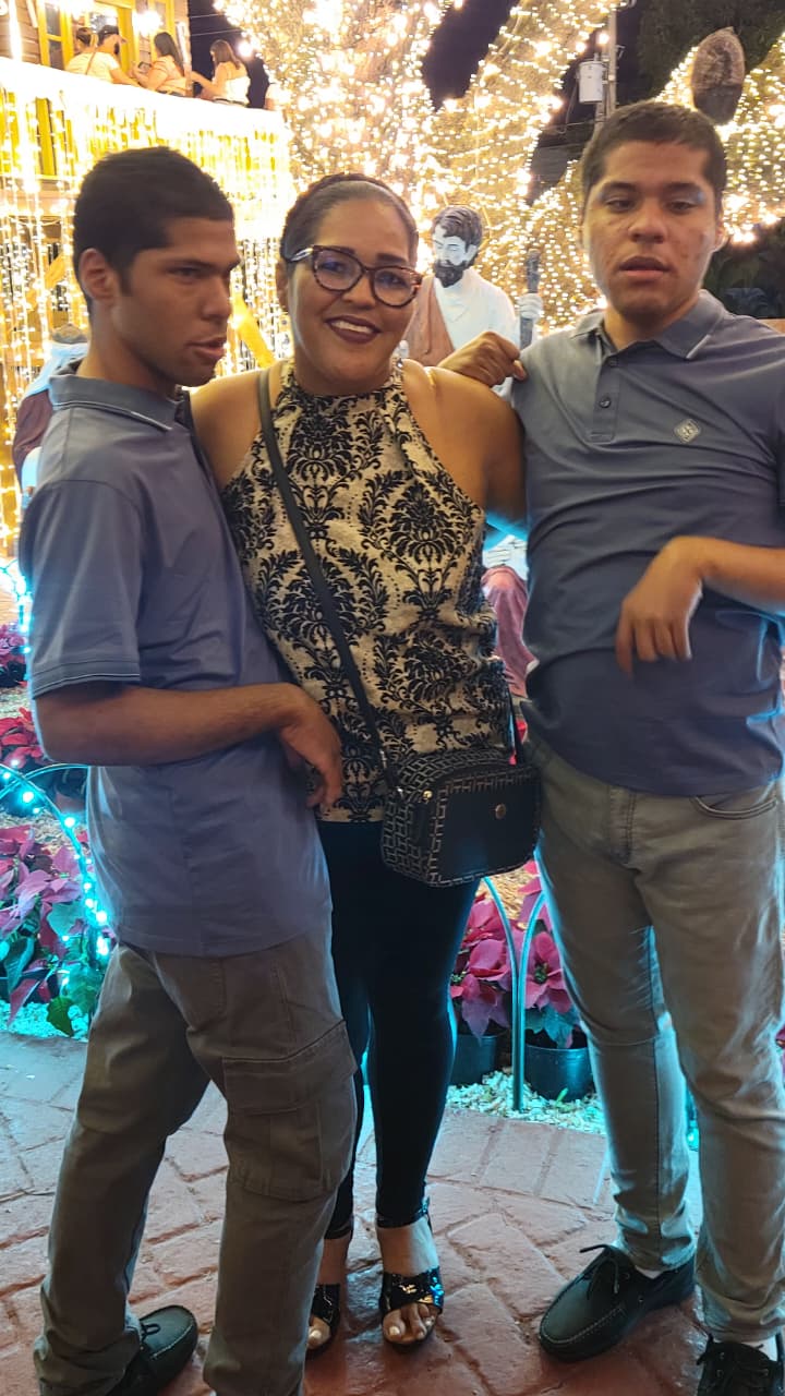 Mientras Greyci Rodríguez, con sus dos hijos Ben y Albert, ambos de 21 años, relató las dificultades para el seguro de salud.