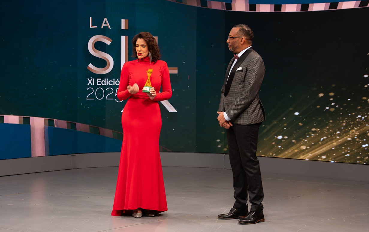 Lumy Lizardo recibe su Premio La Silla como mejor actriz.
