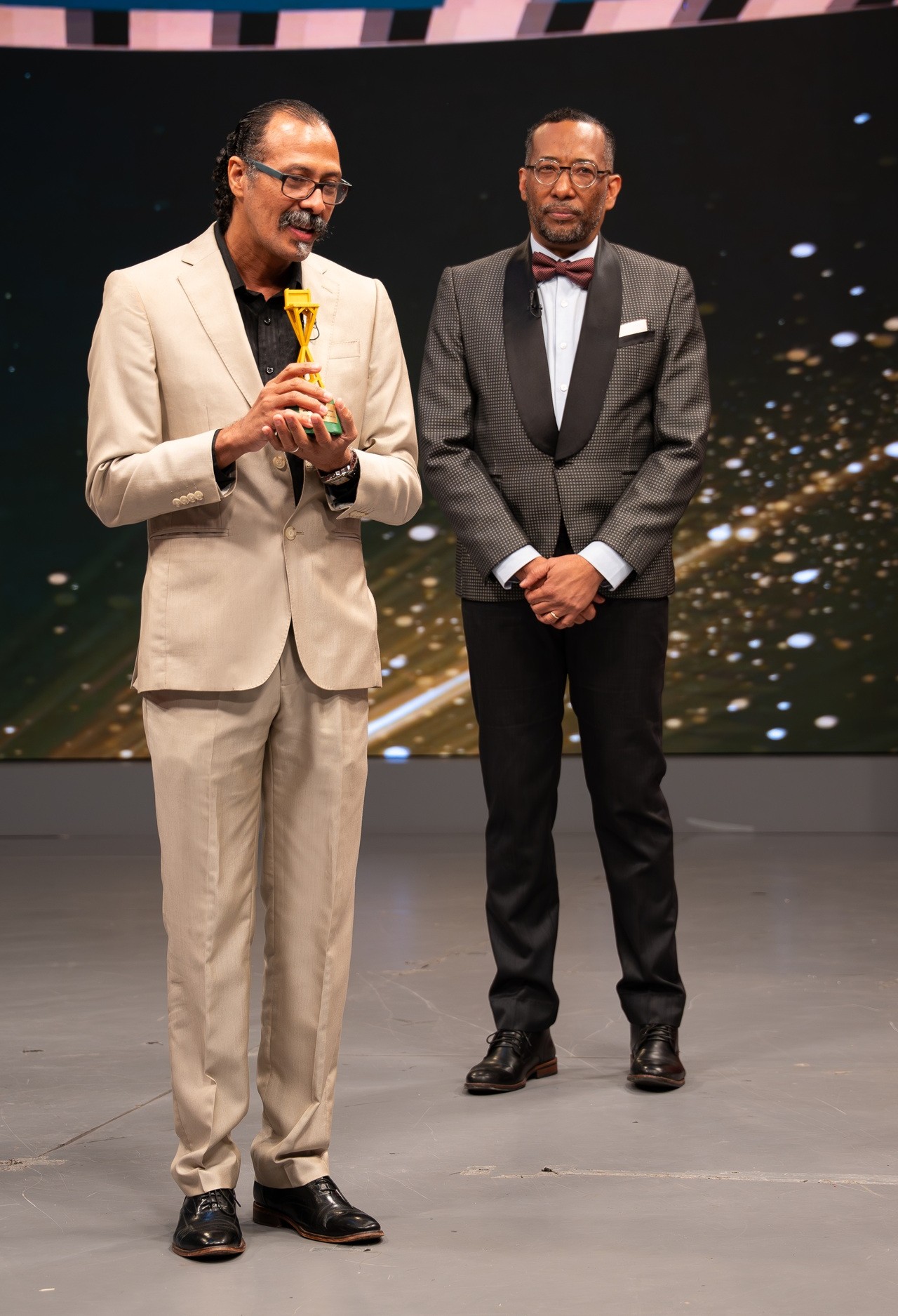 Manuel Raposo al recibir su premio como actor del año 2025 por su papel en 