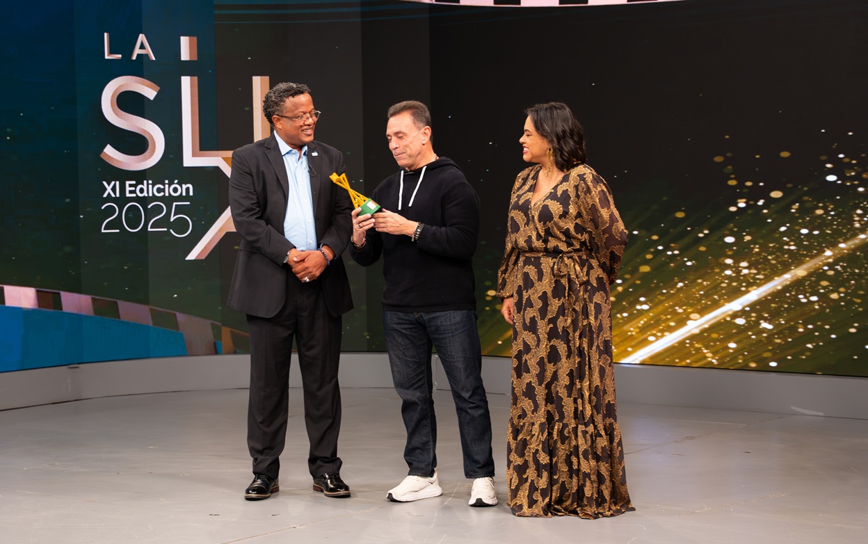 Aquiles Correa, Archie López y Desiree Martínez durante la premiación a la Mejor Comedia de Premios La Silla que recayó en 