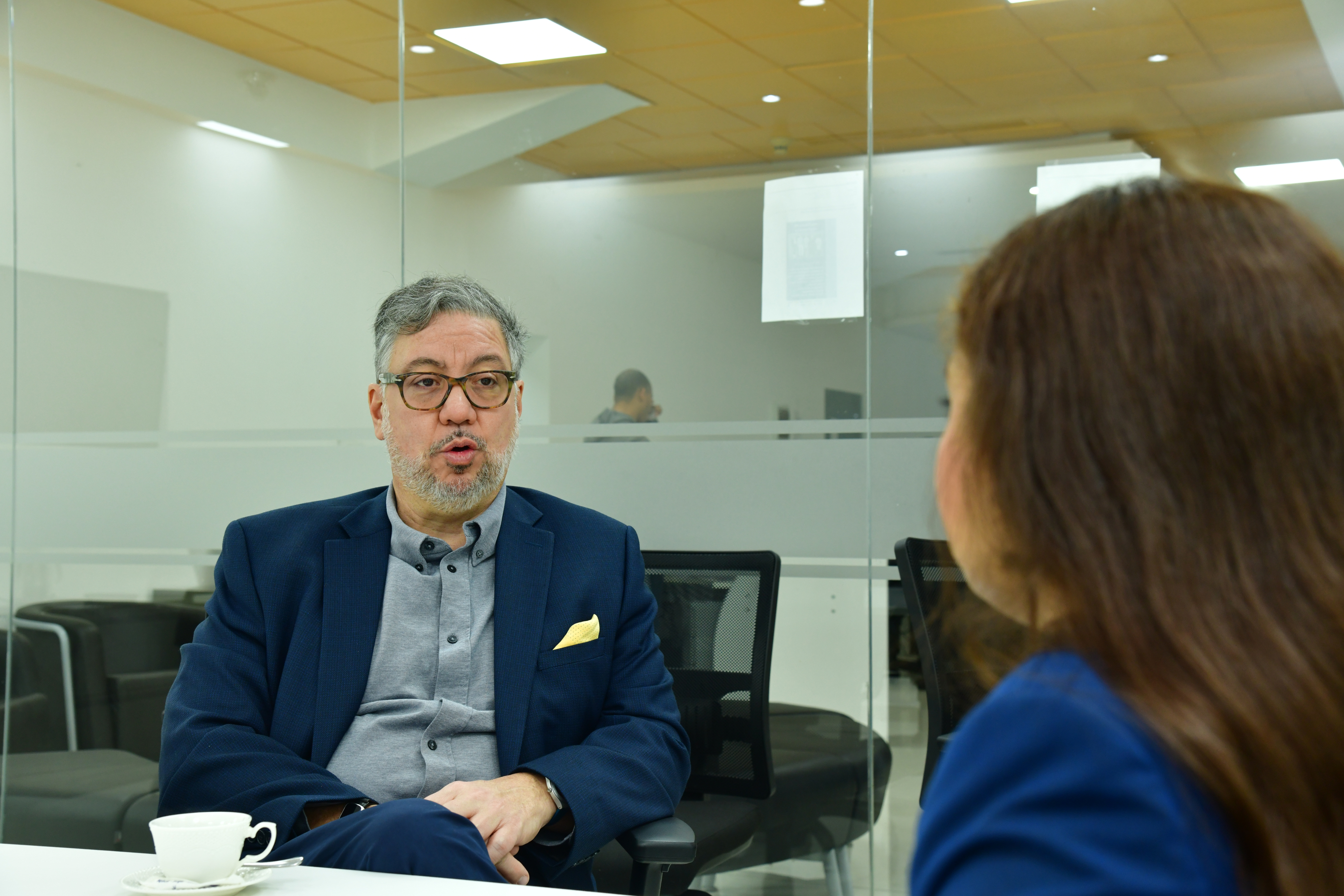 El periodista y escritor venezolano-estadounidense, Boris Muñoz, mientras era entrevistado en Listín Diario.