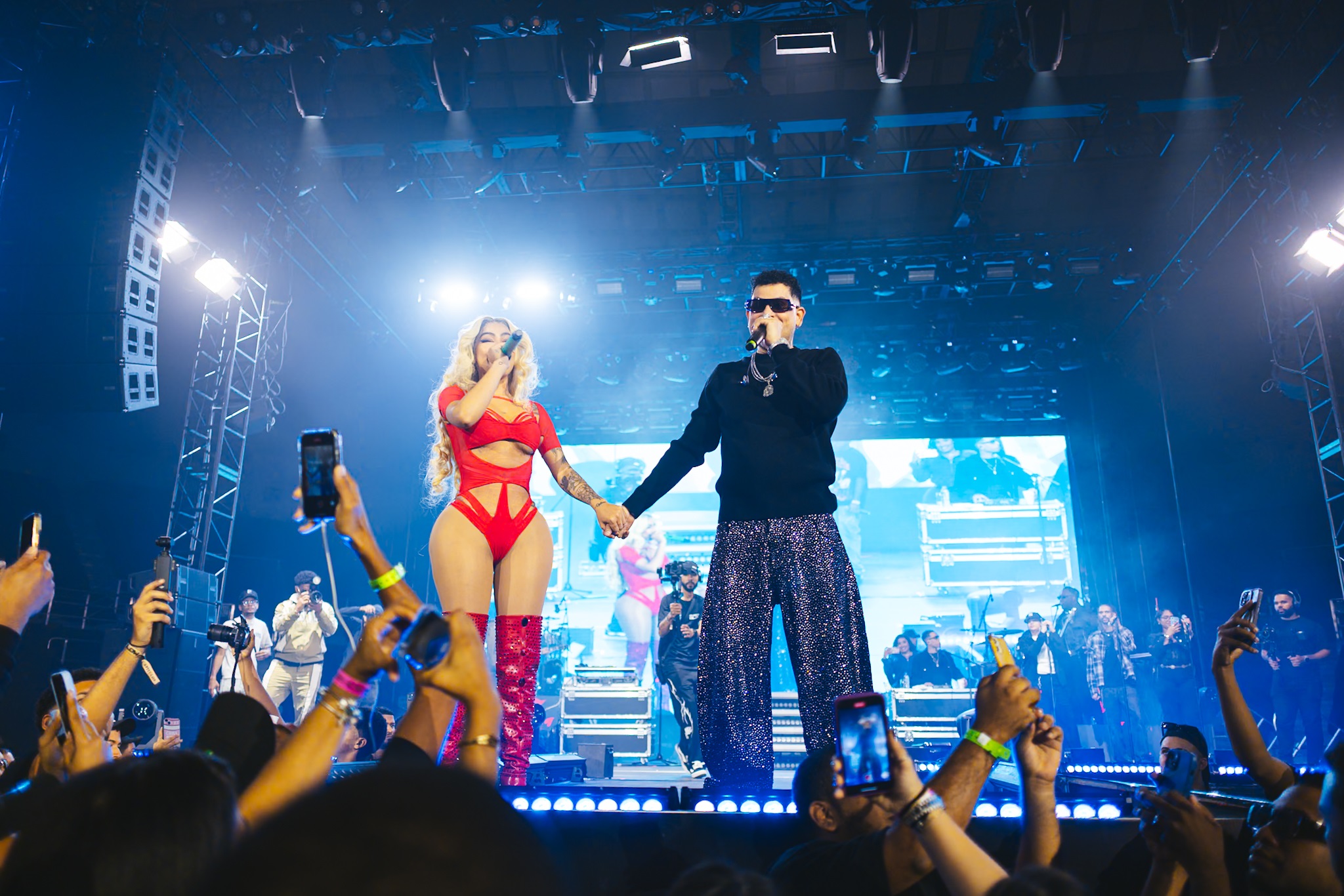Yailin la Más Viral junto a Shadow Blow durante el espectáculo del artista urbano en la Gran Arena del Cibao, en Santiago de los Caballeros, la noche del 20 de diciembre de 2025.