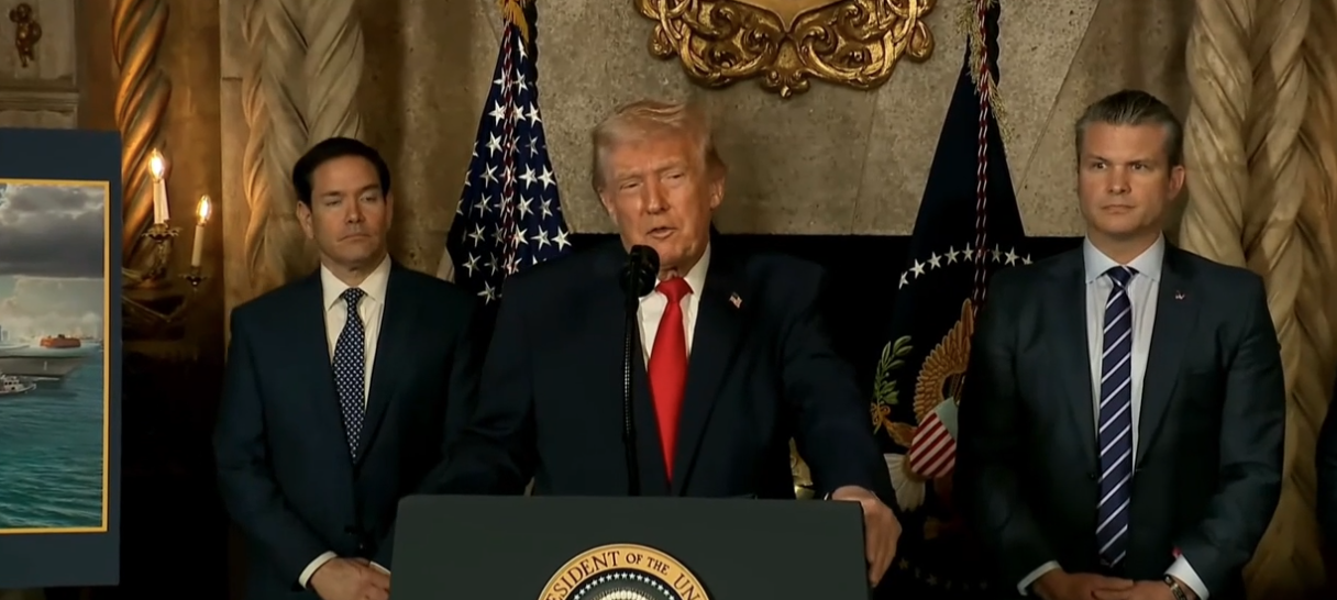El presidente de EE.UU., Donald Trump, realiza un anuncio acompañado por el secretario de Guerra, Pete Hegseth, y el secretario de Estado, Marco Rubio.