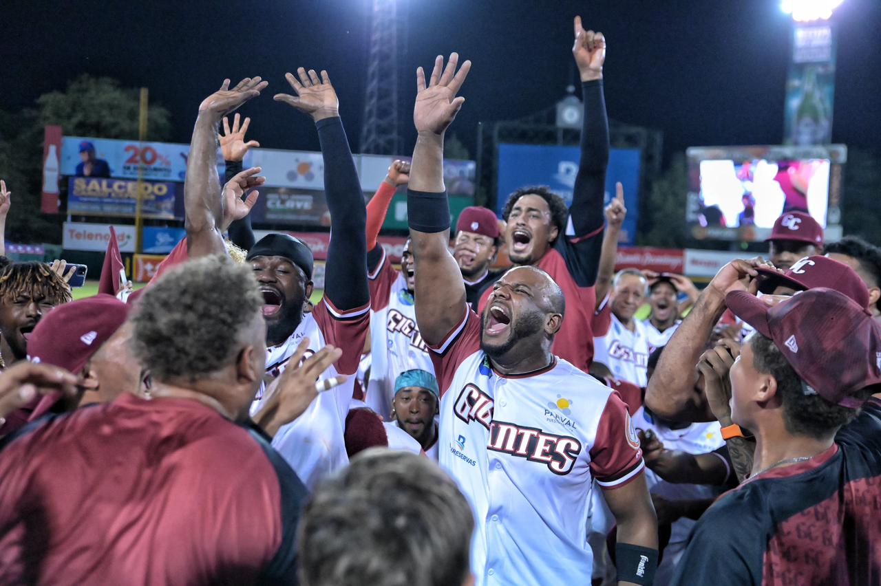 El veterano Hansel Alberto encabeza el festejo junto a varios compañeros en el Estadio Julián Javier.