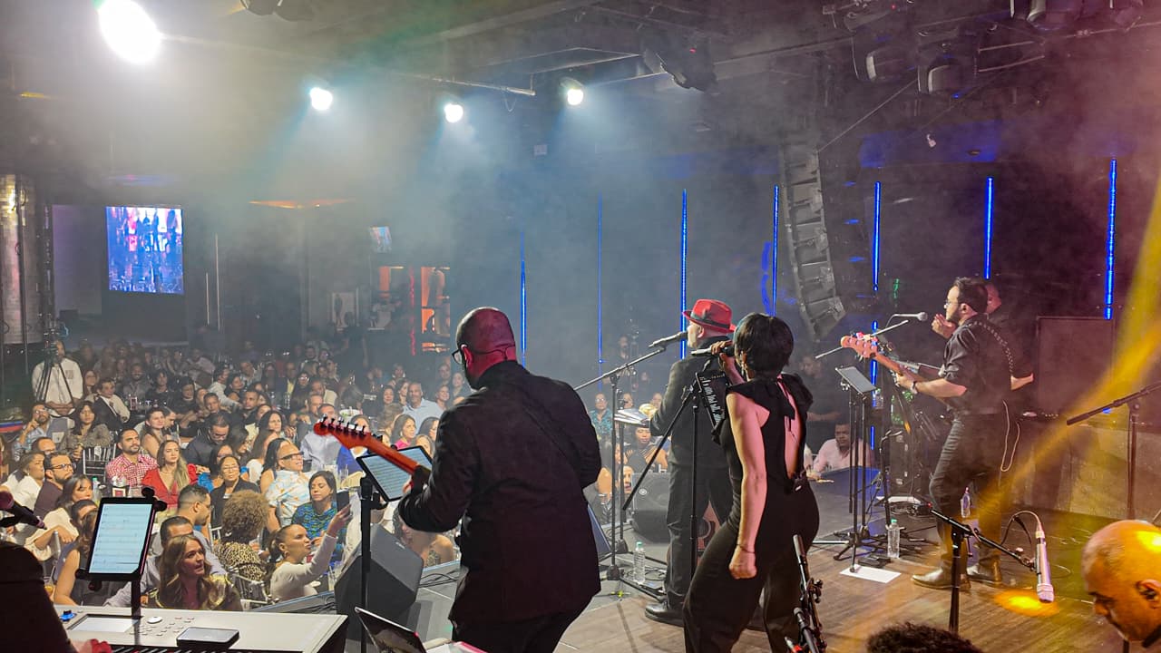 Pavel Núñez en vivo en Hard Rock Café Santo Domingo. El artista dominicano conectó con el público con su humor y carisma durante el concierto del 22 de diciembre de 2025.