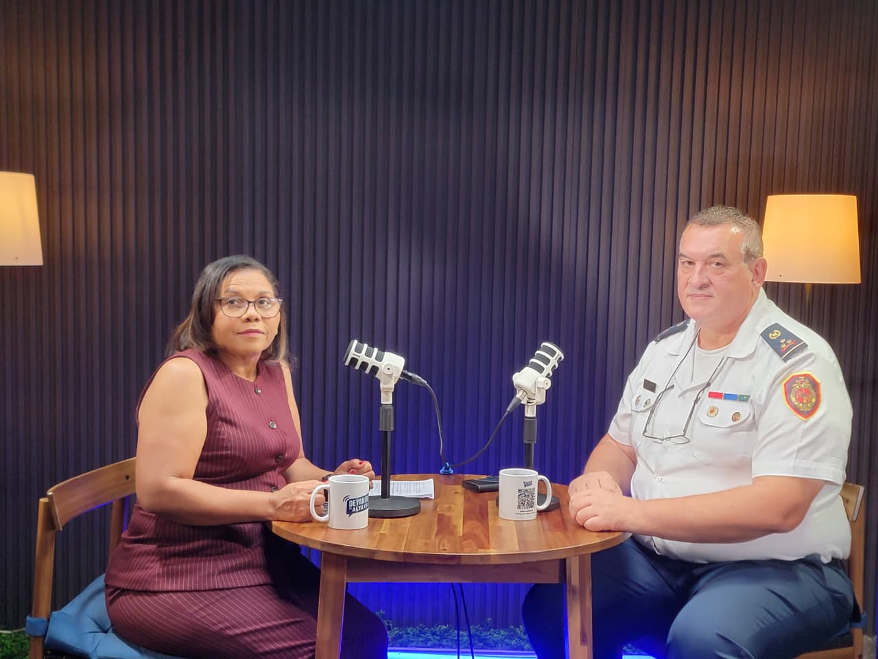 La periodista Deyanira Polanco, durante una entrevista con el coronel del Cuerpo de Bomberos del Distrito Nacional, Fabio Miniato.