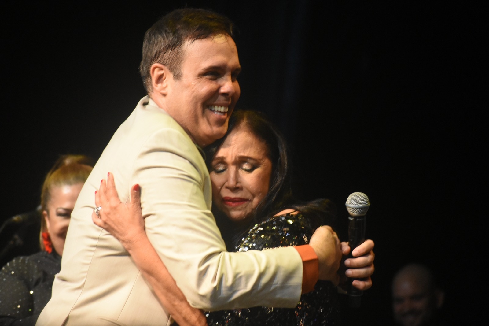 Frank Ceara y Adalgisa Pantaleón se abrazan en el escenario.