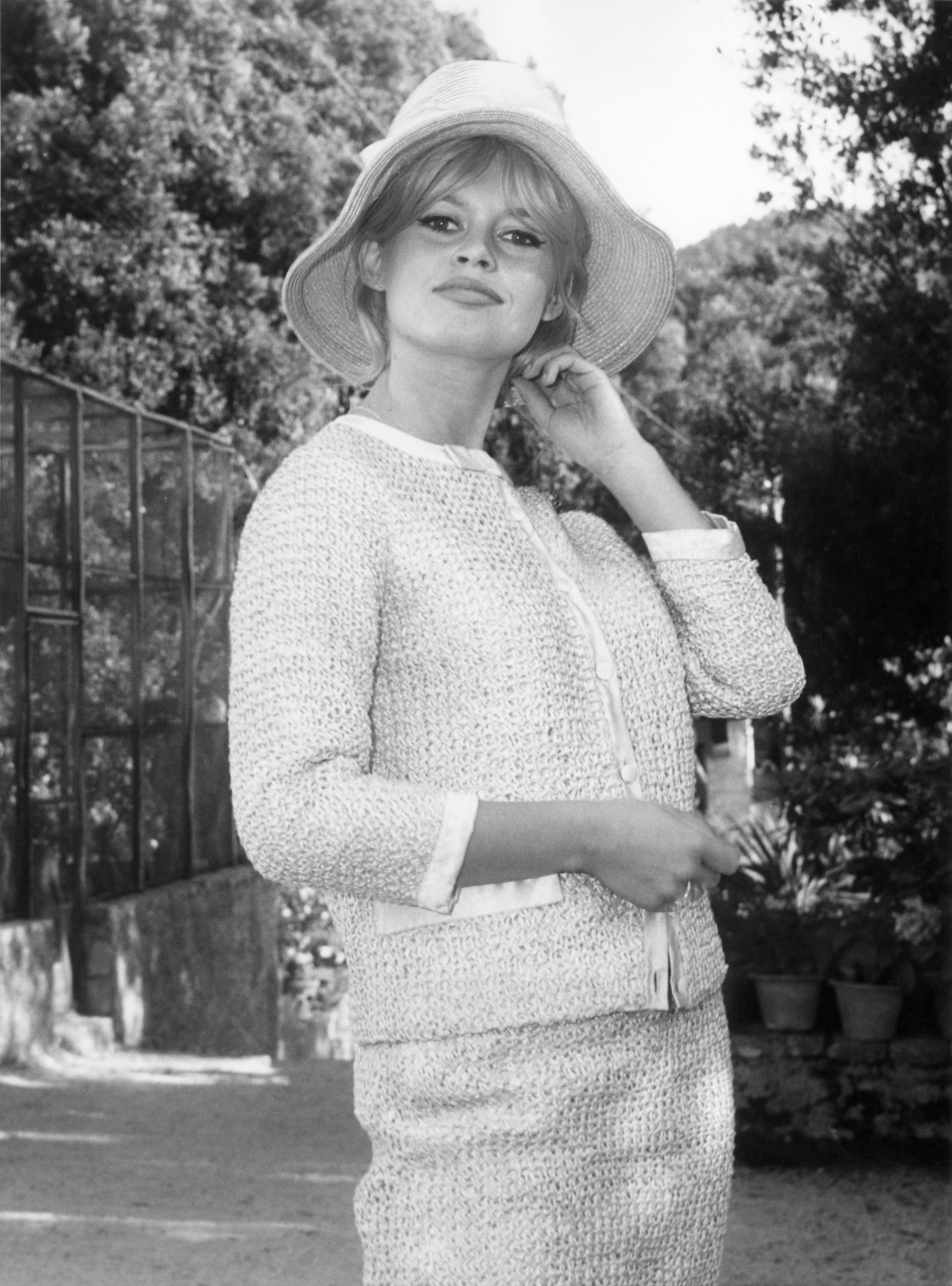La actriz francesa Brigitte Bardot sonríe a los fotógrafos en el jardín de Villa Verdiani en Spoleto, Italia central, el 4 de agosto de 1961. (Foto AP/Grappasonni, Archivo)
