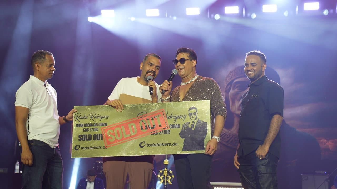 Raulín Rodríguez mientras recibe reconocimiento por ser el segundo artista en llenar a capacidad la Gran Arena del Cibao dos noches seguidas.