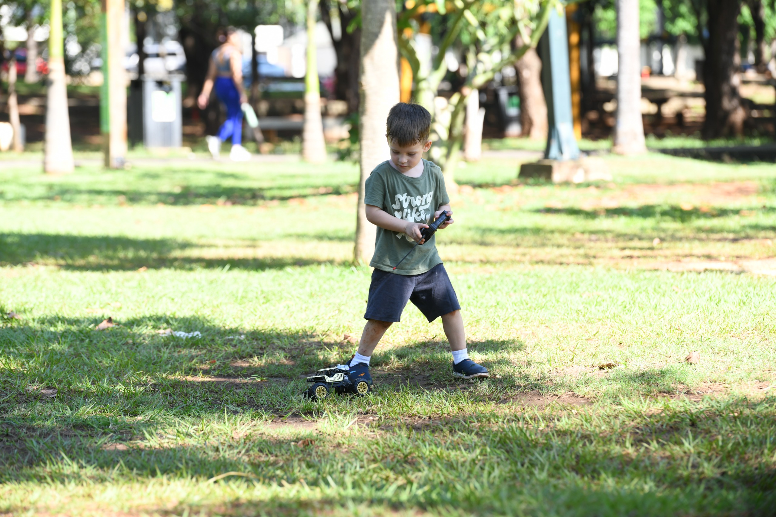 Niño juega con un carro a control remoto durante la celebración del Día de los Santos Reyes en el Parque Mirador Sur.