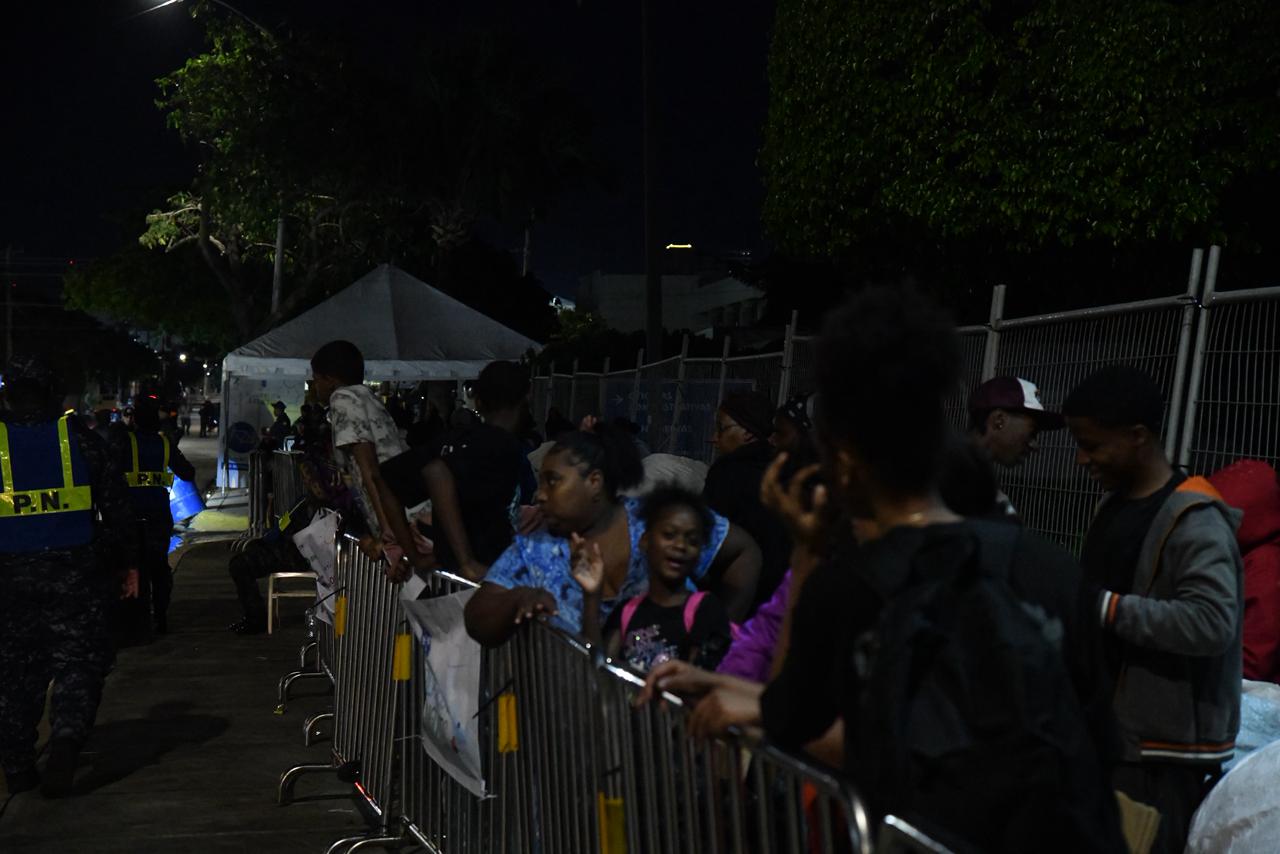 Adultos y niños en los alrededores de la Alcaldía del Distrito Nacional