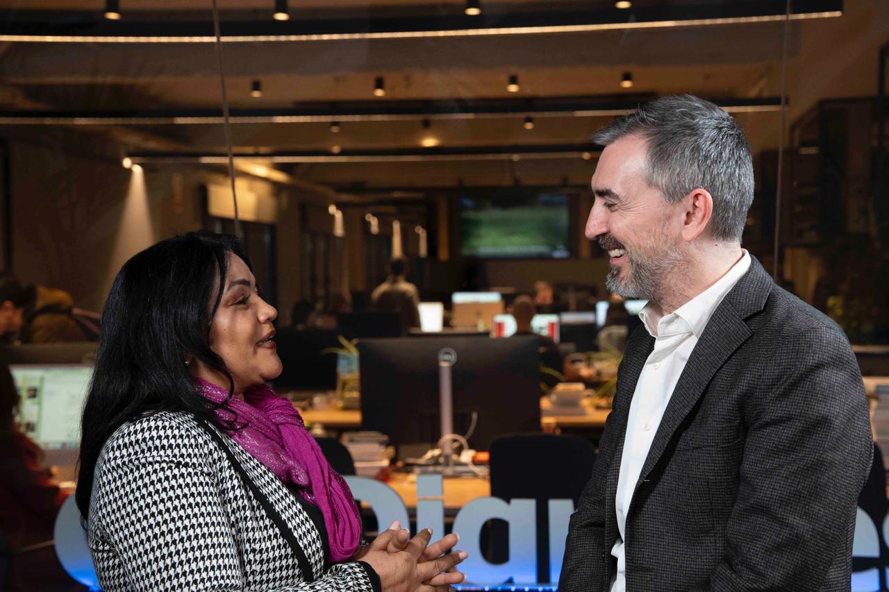 Wendy Santana de Franjul e Ignacio Escolar conversan en la redacción del medio español.