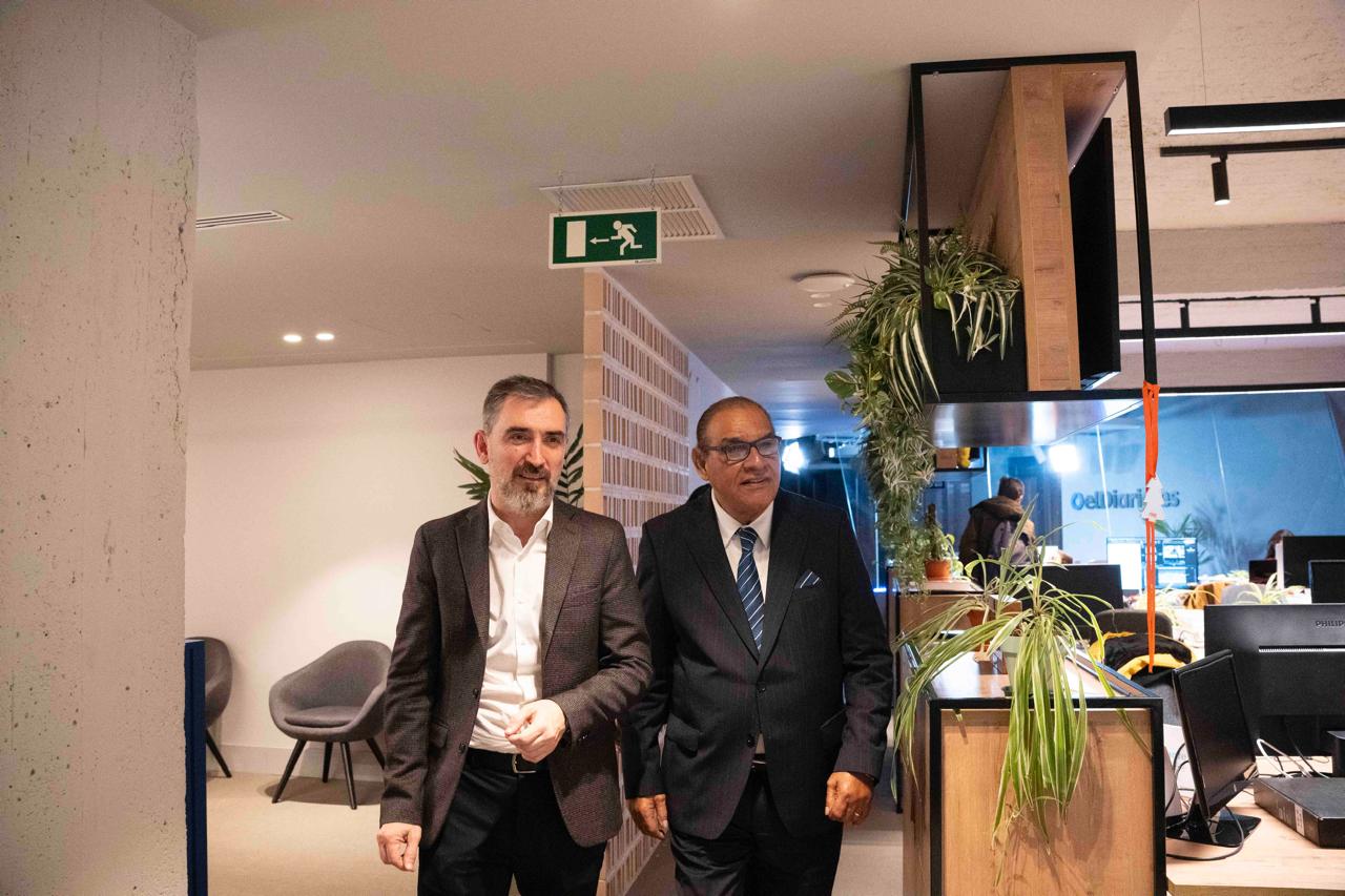 Miguel Franjul junto a Ignacio Escolar cuando llegaba a la redacción de elDiario.es.