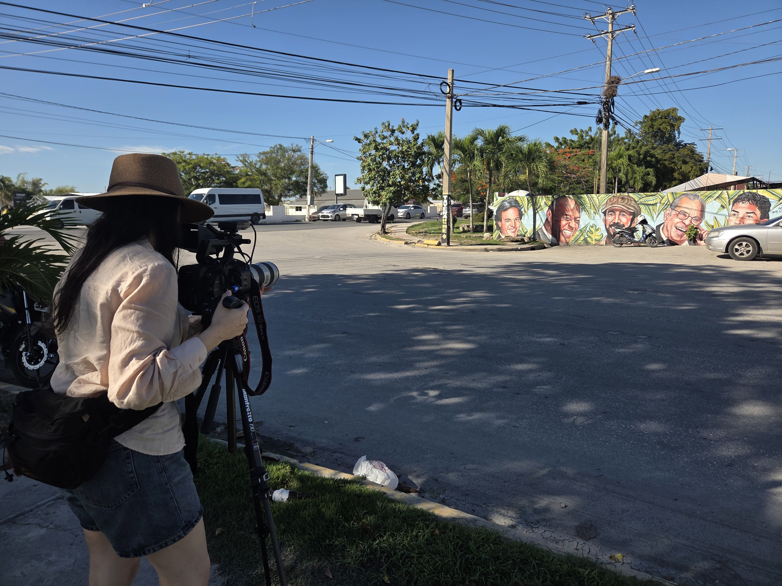 Elena Cabrera ante un mural en Bávaro durante la investigación.