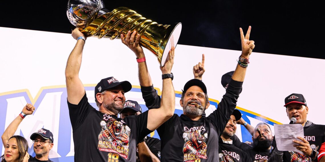 Eduardo Najri y José Miguel Bonetti celebran la obtención de la corona nacional 18 para los Leones del Escogido.