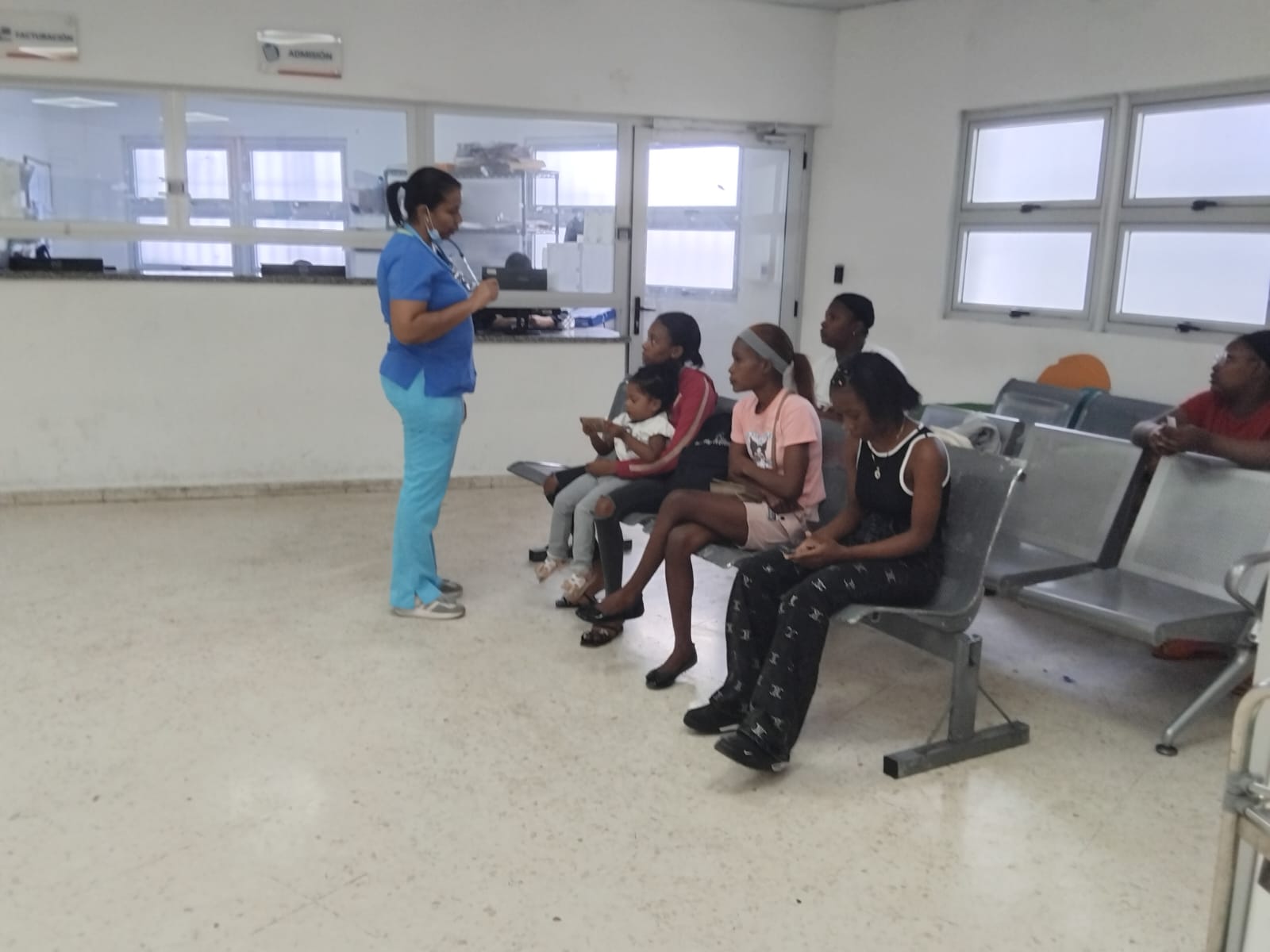 La doctora mide la temperatura de los pacientes en la sala de espera de Emergencias.