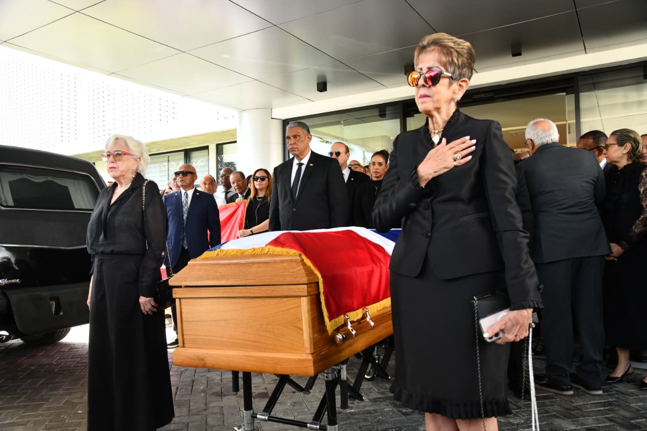 Milagros Ortiz Bosch, Ginette Bournigal y Jesús Vásquez hacian guardia de honor ante del féretro de Ramón Alburquerque