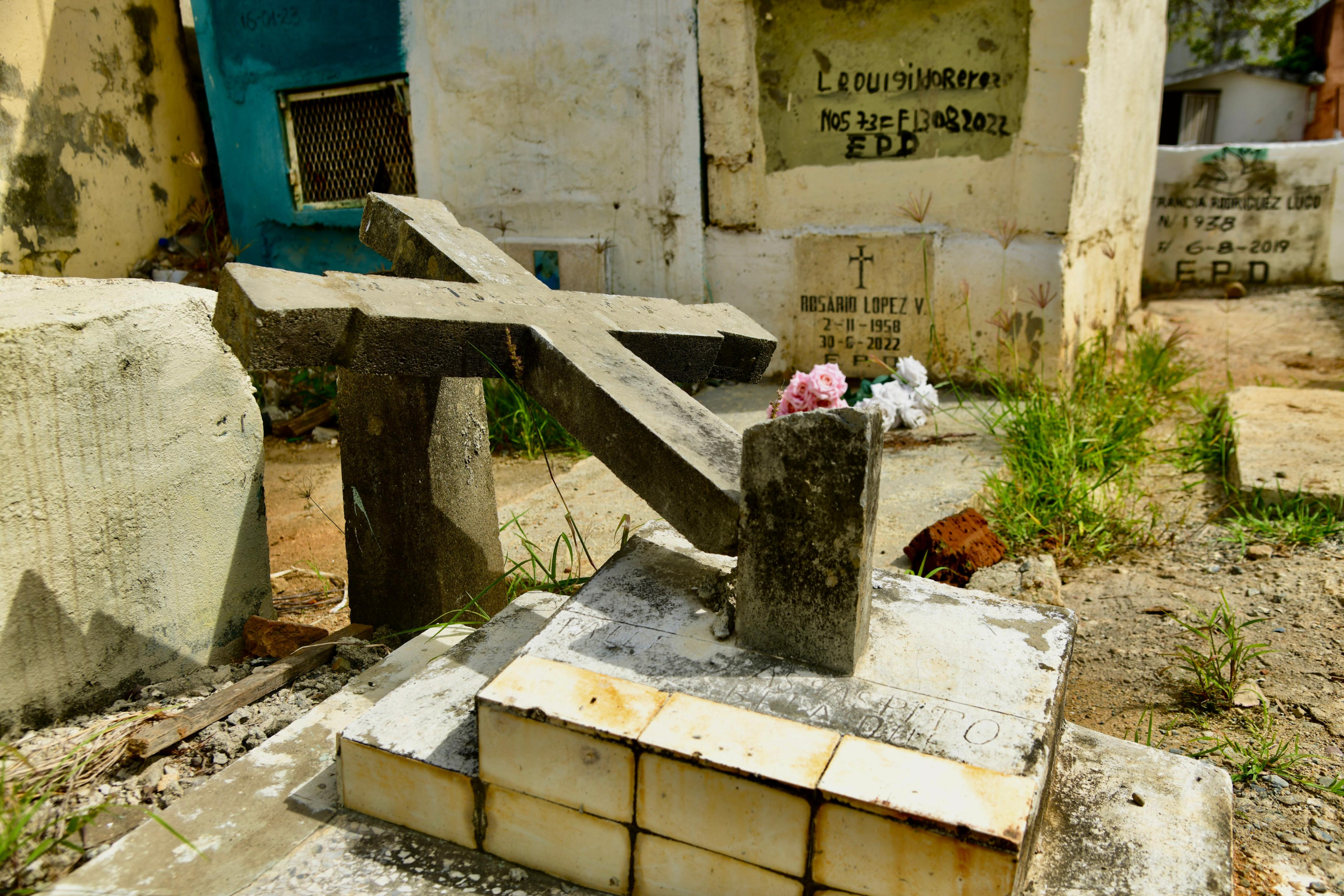Una vista del descuido con los cementerios del Gran Santo Domingo.