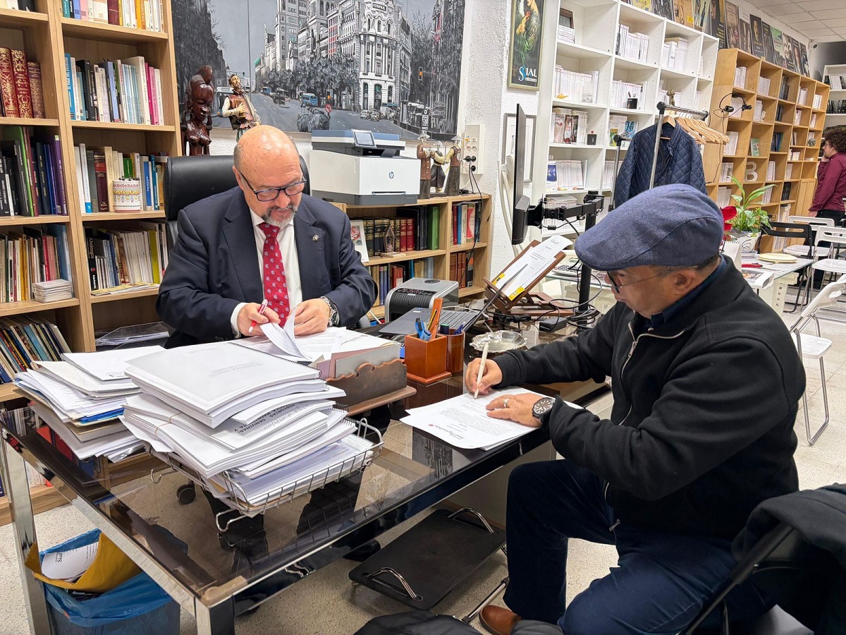 El acuerdo fue formalizado durante una visita realizada por Euri Cabral a la sede del Grupo Editorial Sial Pigmalión. Basilio Rodríguez y el autor dominicano firmaron el contrato que da paso a esta nueva etapa del libro sobre Juan Luis Guerra.