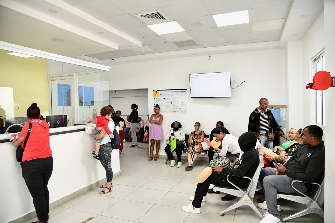 Una gran cantidad de pacientes acude a diario al Hospital de Engombe.