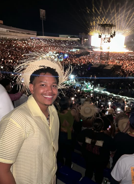 Desde la cuenta de Instagram de Alexander Mercedes, durante el concierto de Bad Bunny por su «DtMF World Tour» (Debí Tirar Más Fotos) con dos conciertos Sold Out en el Estadio Olímpico Félix Sánchez de Santo Domingo, República Dominicana.