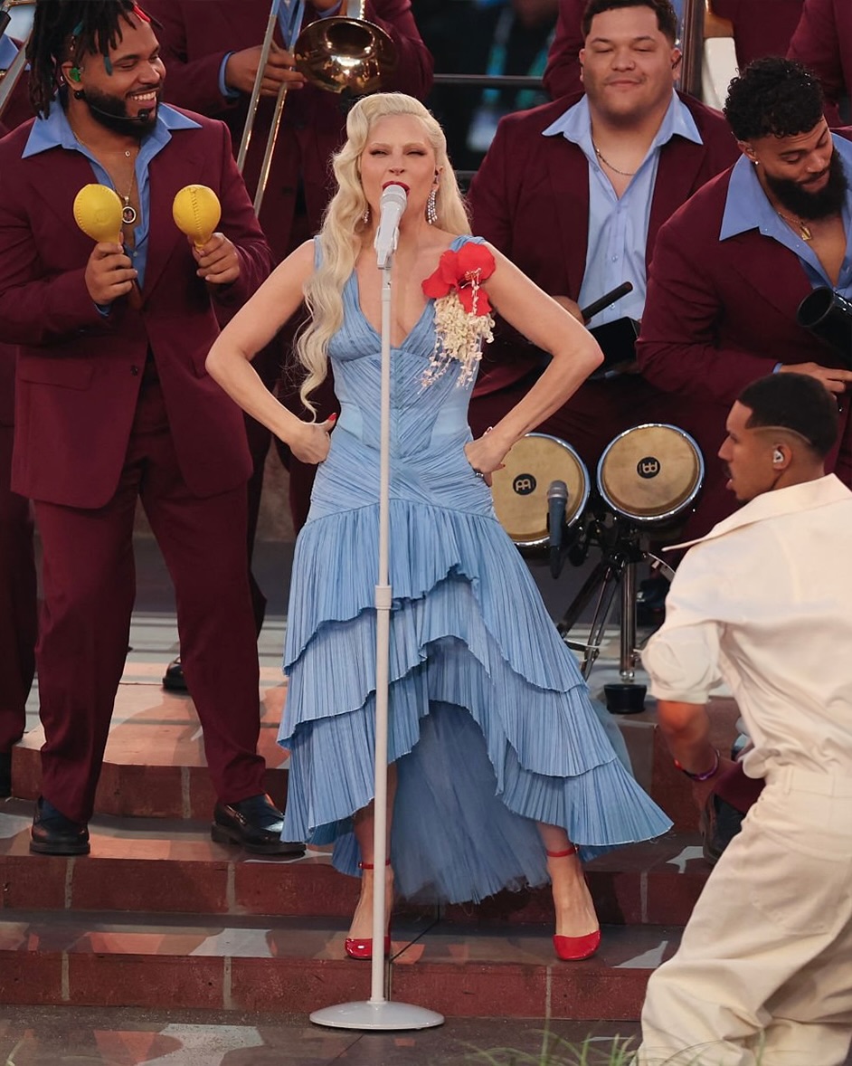 Lady Gaga usó un diseño de Luar durante su actuación en el Super Bowl, el 8 de febrero de 2025.