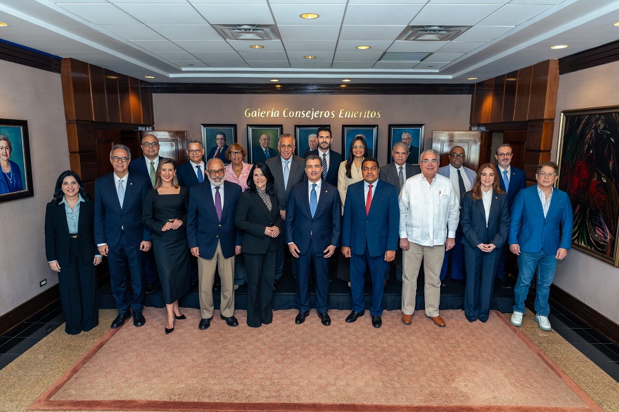 Mariel Bera, José Mármol, Katherine Hernández, Persio Maldonado, Alicia Ortega, Christopher Paniagua, José Monegro, Roberto Cavada, Lissette de Jesús e Iván Ruiz. 
En segunda fila, los señores Jairon Severino, Fausto Rosario, Cándida Acosta, Luis Mejía Oviedo, Juan Pablo Fernández, Mariela Mejía, Adalberto Grullón, Manuel Frontán y Esteban Martínez-Murga.